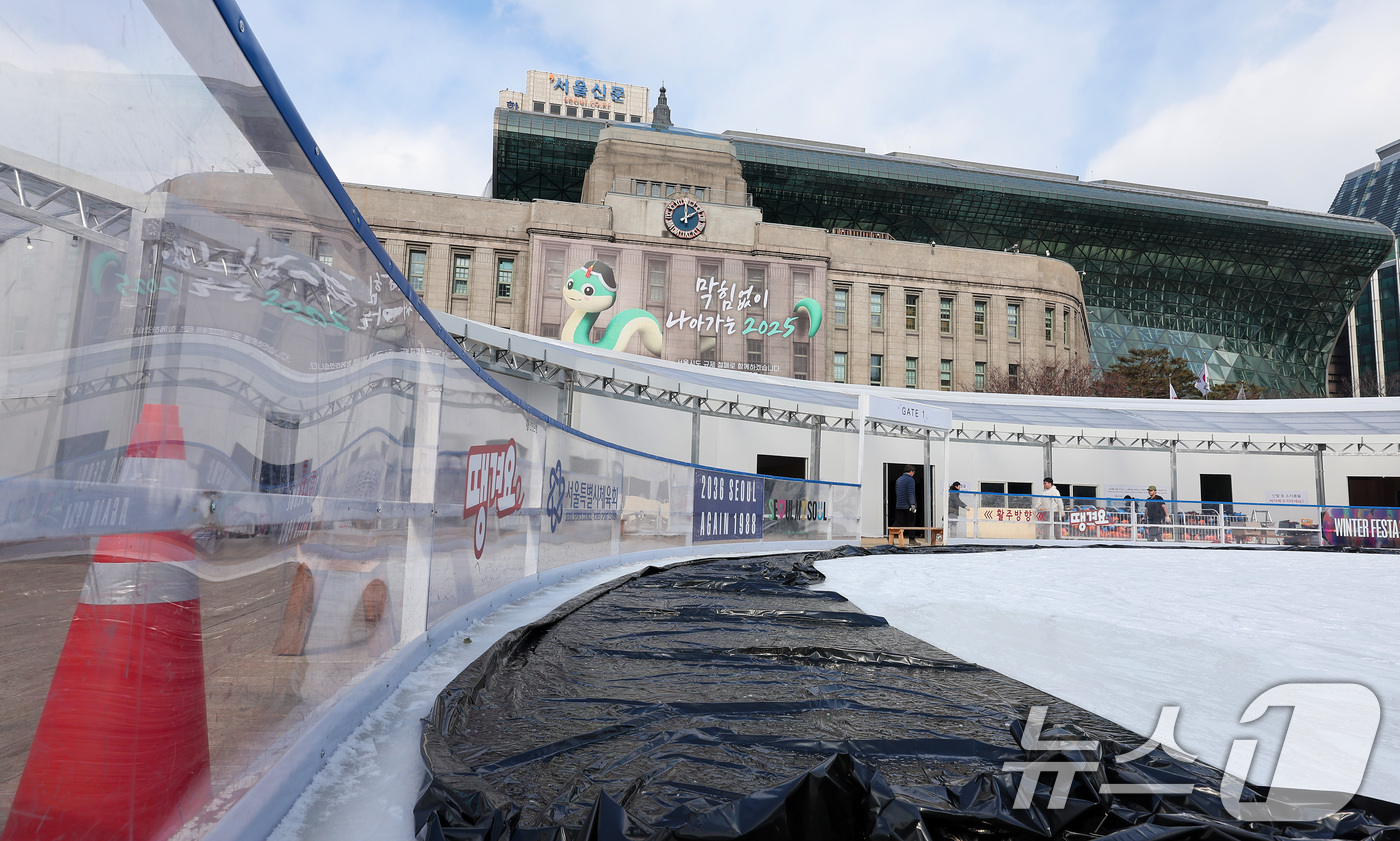 (서울=뉴스1) 김성진 기자 = 10일 오후 서울광장에 설치된 스케이트장이 철거되고 있다.서울광장 스케이트장은 지난 해 12월 20일 개장 후 52일간 운영됐다. 2025.2.10 …
