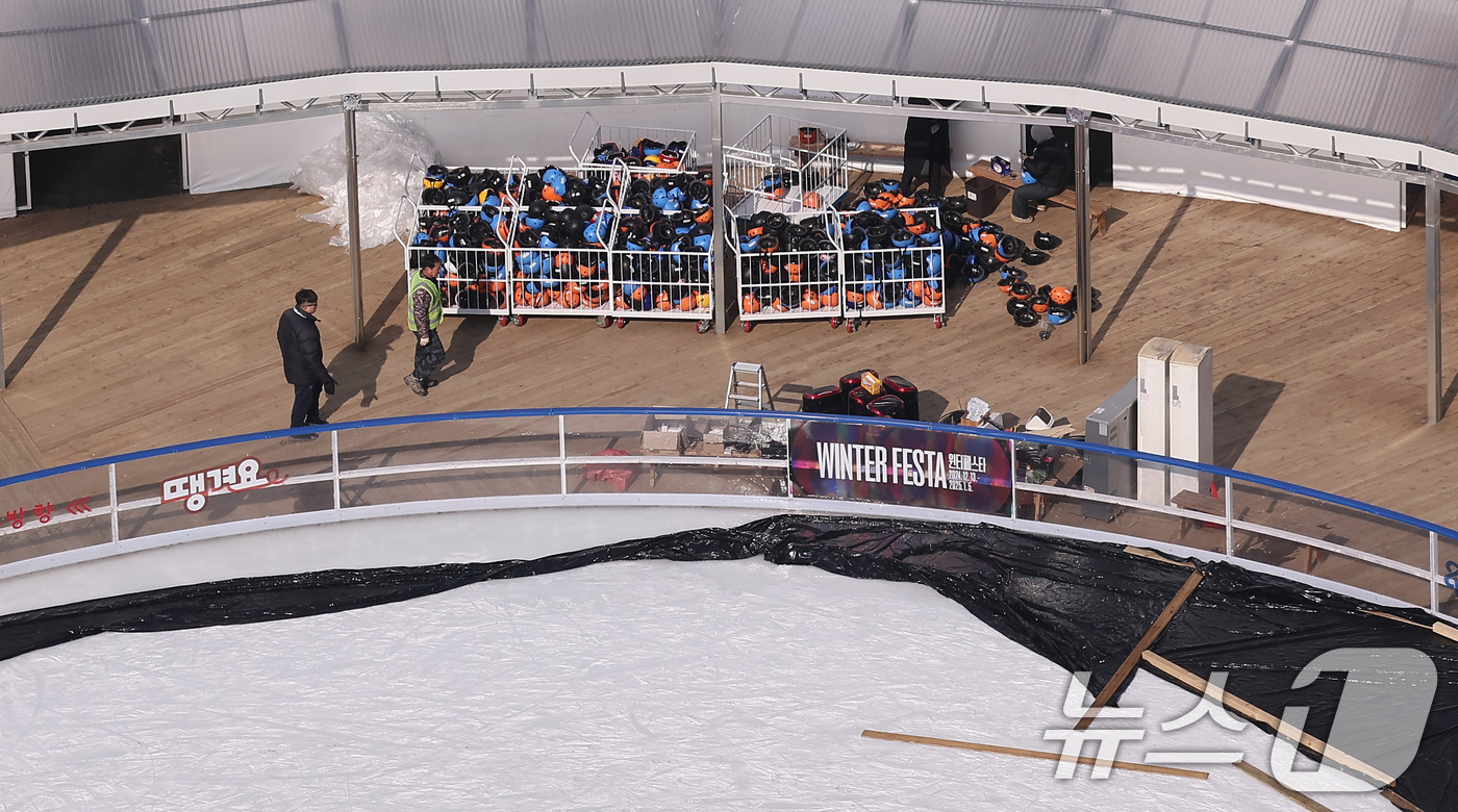 (서울=뉴스1) 김성진 기자 = 10일 오후 서울광장에 설치된 스케이트장이 철거되고 있다.서울광장 스케이트장은 지난 해 12월 20일 개장 후 52일간 운영됐다. 2025.2.10 …