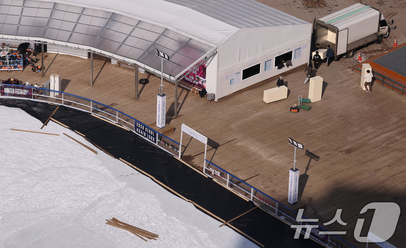 (서울=뉴스1) 김성진 기자 = 10일 오후 서울광장에 설치된 스케이트장이 철거되고 있다.서울광장 스케이트장은 지난 해 12월 20일 개장 후 52일간 운영됐다. 2025.2.10 …