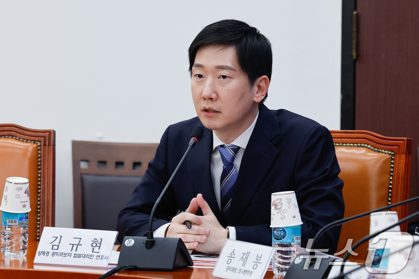 (서울=뉴스1) 안은나 기자 = 명태균 씨 공천개입 의혹을 폭로한 강혜경 씨의 법률대리인 김규현 변호사가 10일 서울 여의도 국회에서 열린 더불어민주당 명태균 게이트 진상조사단 회 …