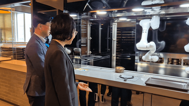 본문 이미지 - 10일 오유경 식약처장과 정해린 삼성웰스토리 대표가 성남시 분당구 삼성웰스토리 구내식당에 방문해 조리로봇이 도입돼 사용되는 모습을 살피고 있다. 2025.2.10/뉴스1