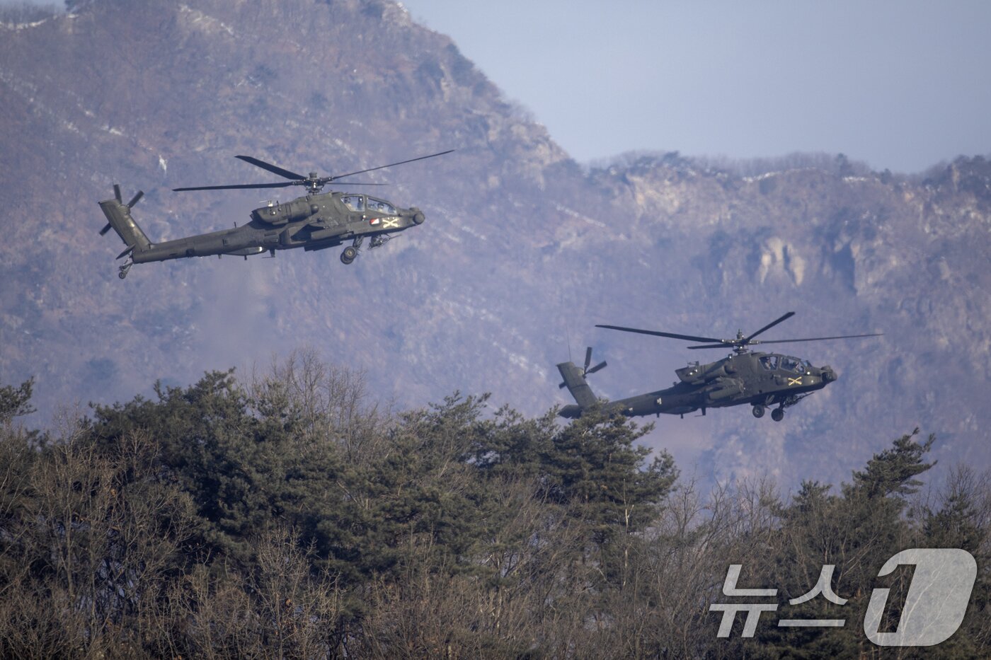 본문 이미지 - 미2사단/연합사단 AH-64E 아파치 공격헬기가 아군 기동부대를 엄호하기 위해 30mm기관포와 헬파이어 미사일을 발사하고 있다. (육군 제공) 2025.2.10/뉴스1