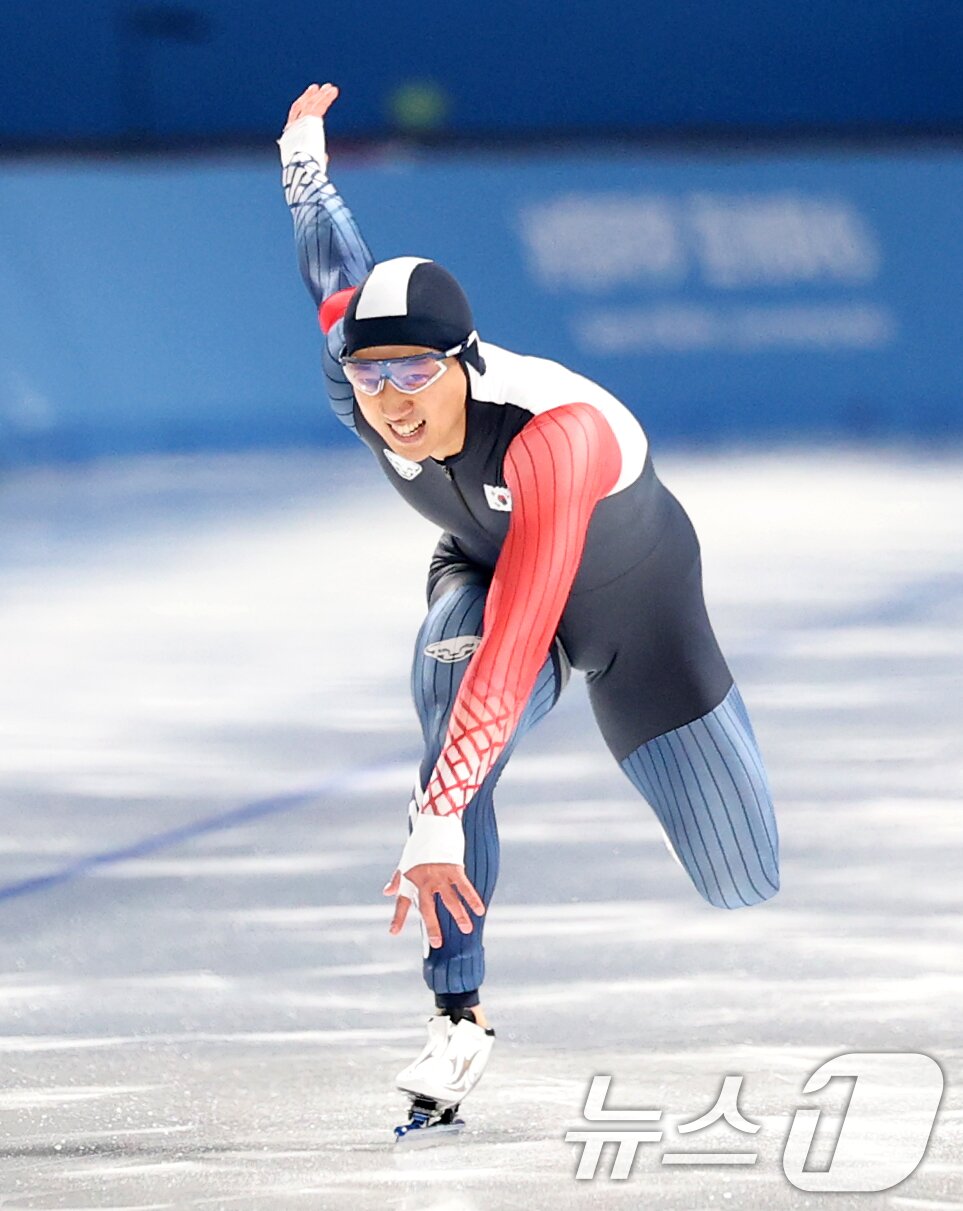 본문 이미지 - 10일(현지시간) 중국 헤이룽장성 하얼빈 스피드 스케이트 오벌에서 열린 하얼빈 동계아시안게임 스피드 스케이팅 남자 500m에서 김주호가 역주하고 있다. 2025.2.10/뉴스1 ⓒ News1 이승배 기자