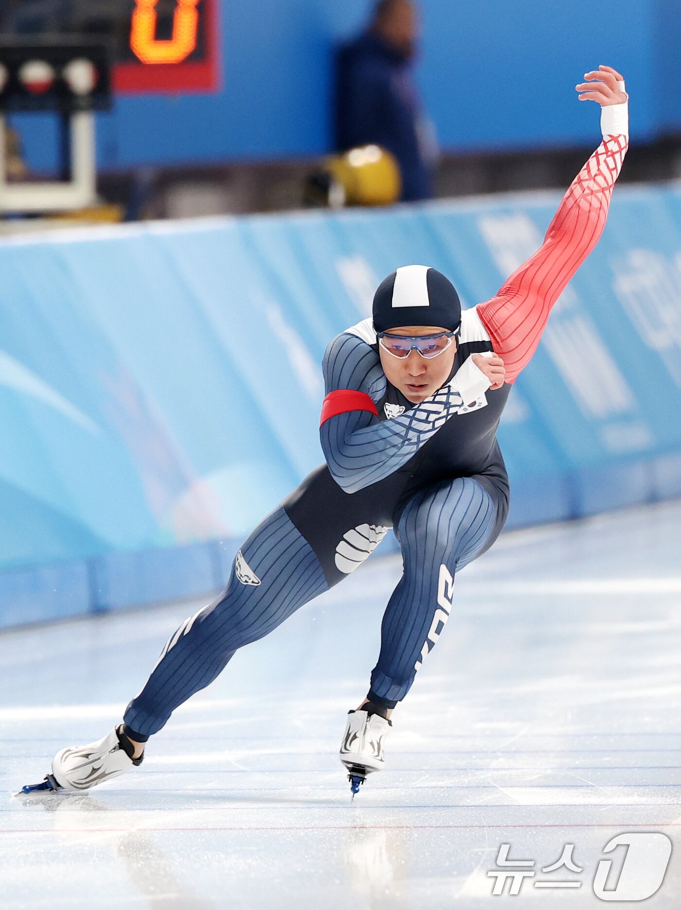 본문 이미지 - 10일(현지시간) 중국 헤이룽장성 하얼빈 스피드 스케이트 오벌에서 열린 하얼빈 동계아시안게임 스피드 스케이팅 남자 500m에서 김준호가 역주하고 있다. 2025.2.10/뉴스1 ⓒ News1 이승배 기자