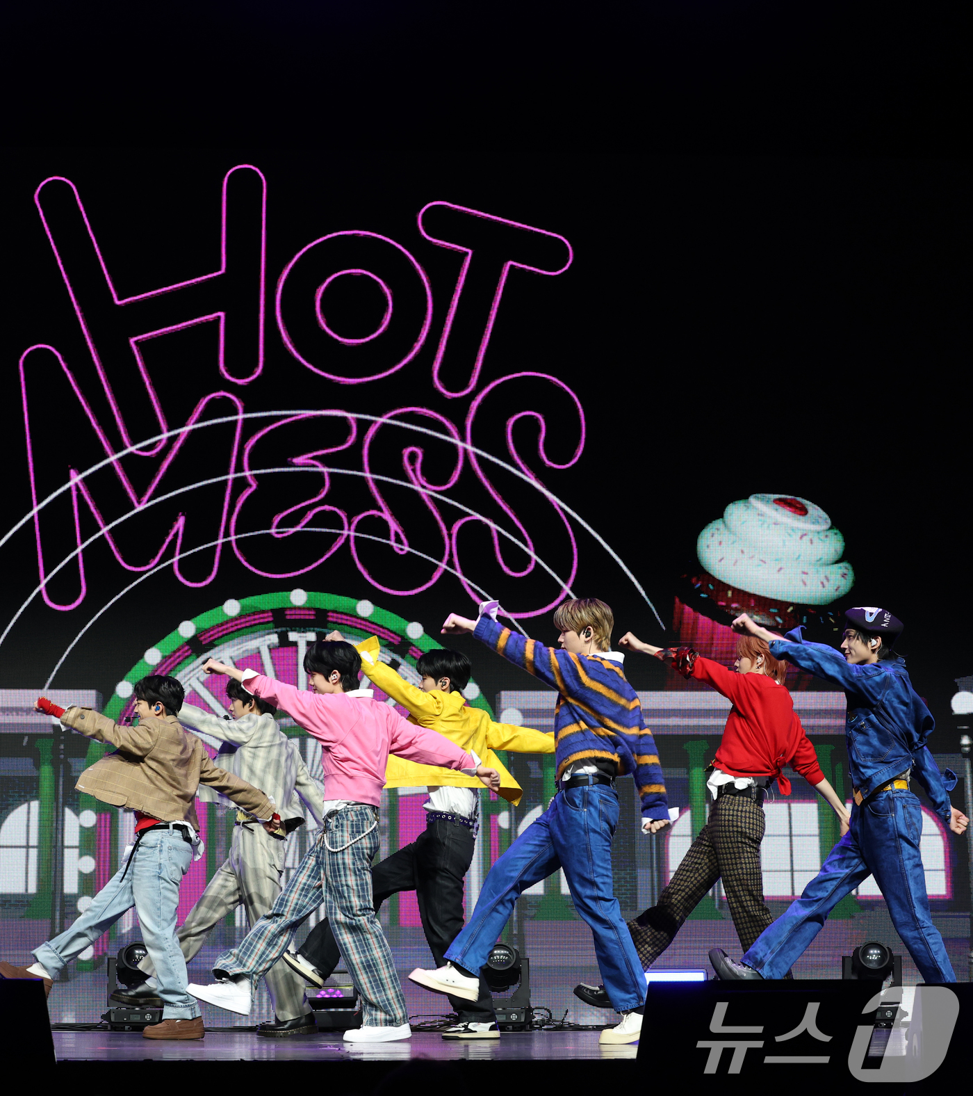 (서울=뉴스1) 권현진 기자 = 그룹 이븐이 10일 오후 서울 광진구 광장동 예스24 라이브홀에서 가진 네 번째 미니앨범 'HOT MESS' 발매 기념 쇼케이스에서 멋진 무대를 선 …