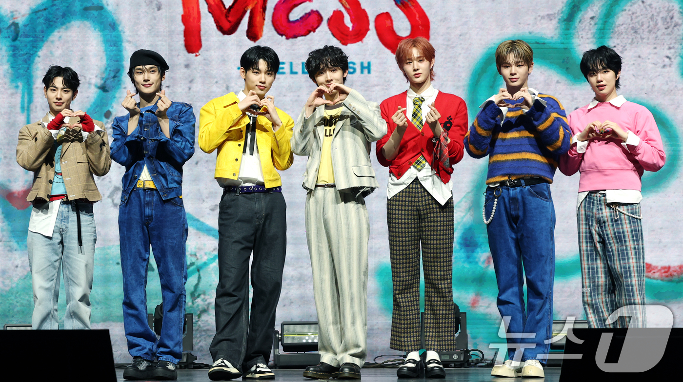 (서울=뉴스1) 권현진 기자 = 그룹 이븐의 케이타(왼쪽부터)와 박한빈, 이정현, 유승언, 지윤서, 문정현, 박지후가 10일 오후 서울 광진구 광장동 예스24 라이브홀에서 가진 네 …