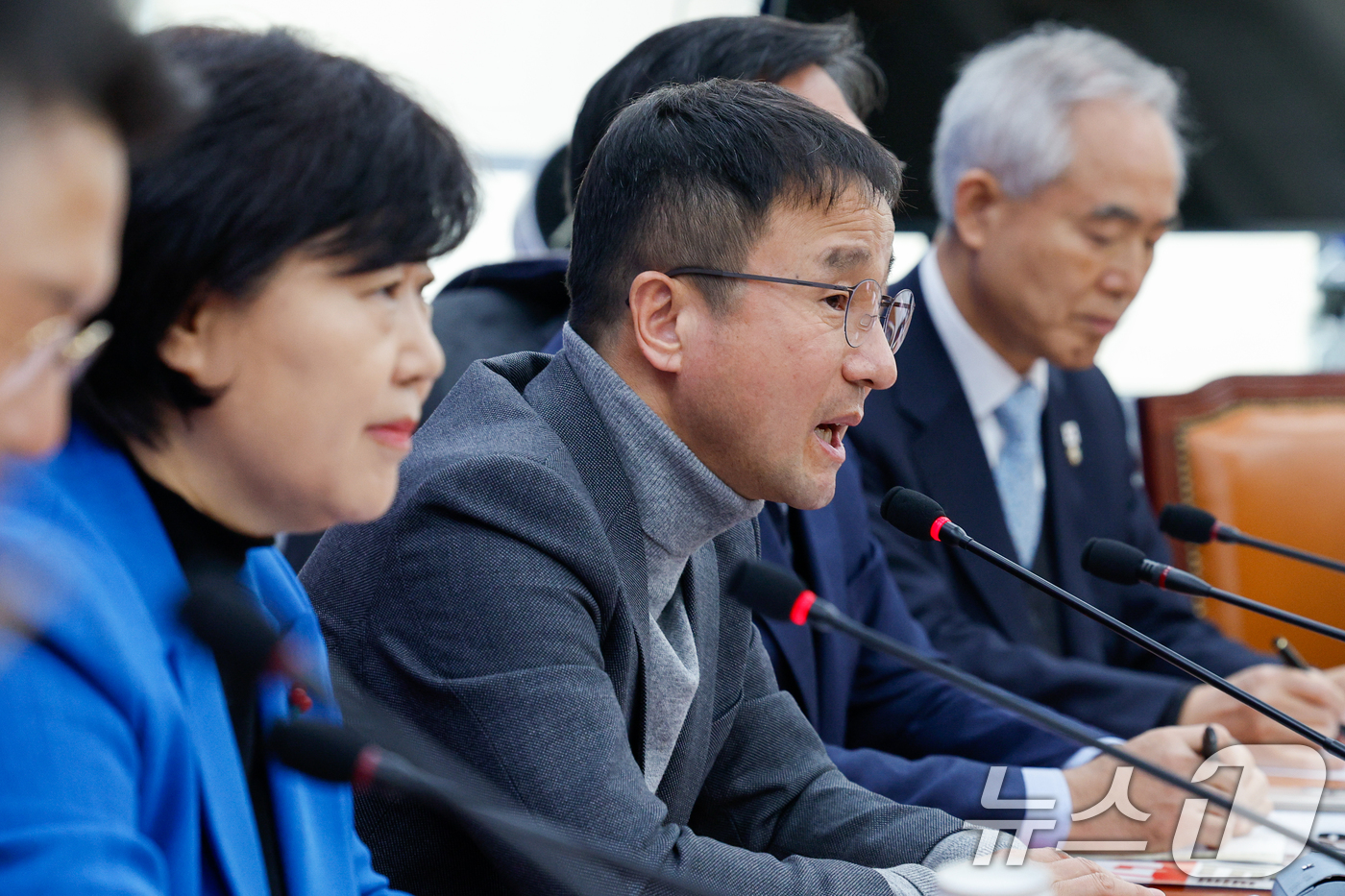 (서울=뉴스1) 안은나 기자 = 한병도 더불어민주당 명태균 게이트 진상조사단 부단장이 10일 서울 여의도 국회에서 열린 조사단 회의에 참석해 발언하고 있다. 2025.2.10/뉴스 …