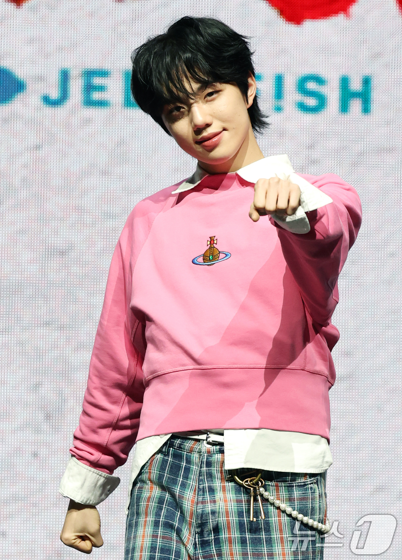 (서울=뉴스1) 권현진 기자 = 그룹 이븐의 박지후가 10일 오후 서울 광진구 광장동 예스24 라이브홀에서 가진 네 번째 미니앨범 'HOT MESS' 발매 기념 쇼케이스에서 포즈를 …