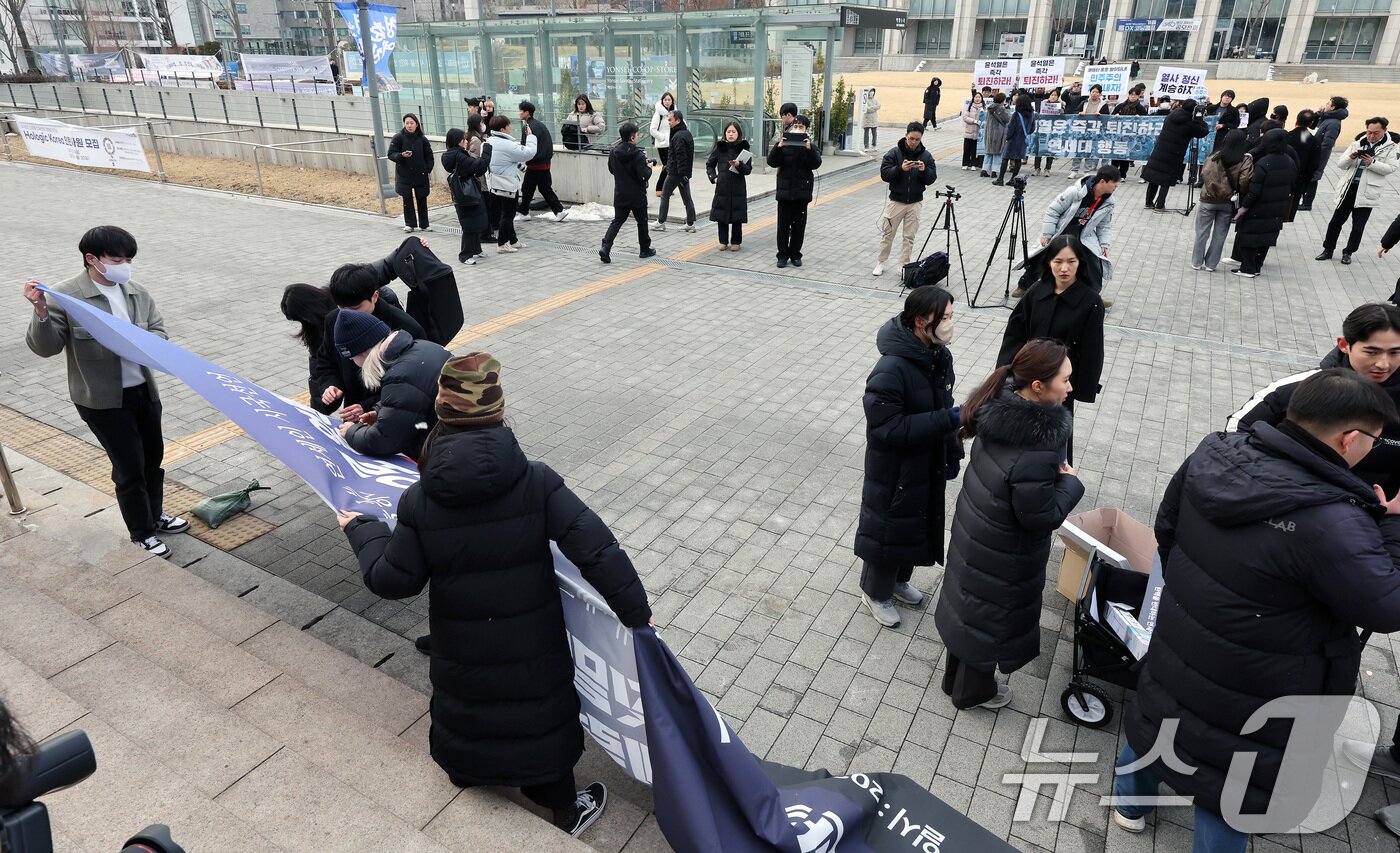 본문 이미지 - 윤석열 대통령의 파면을 촉구하며 행진하는 연세대 행동 회원들&#40;위&#41;이 10일 서울 서대문구 연세대학교 신촌캠퍼스 학생회관 앞에서 기자회견을 준비하는 탄핵을 반대하는 연세인들&#40;아래&#41;과 대립하고 있다. 2025.2.10/뉴스1 ⓒ News1 이동해 기자
