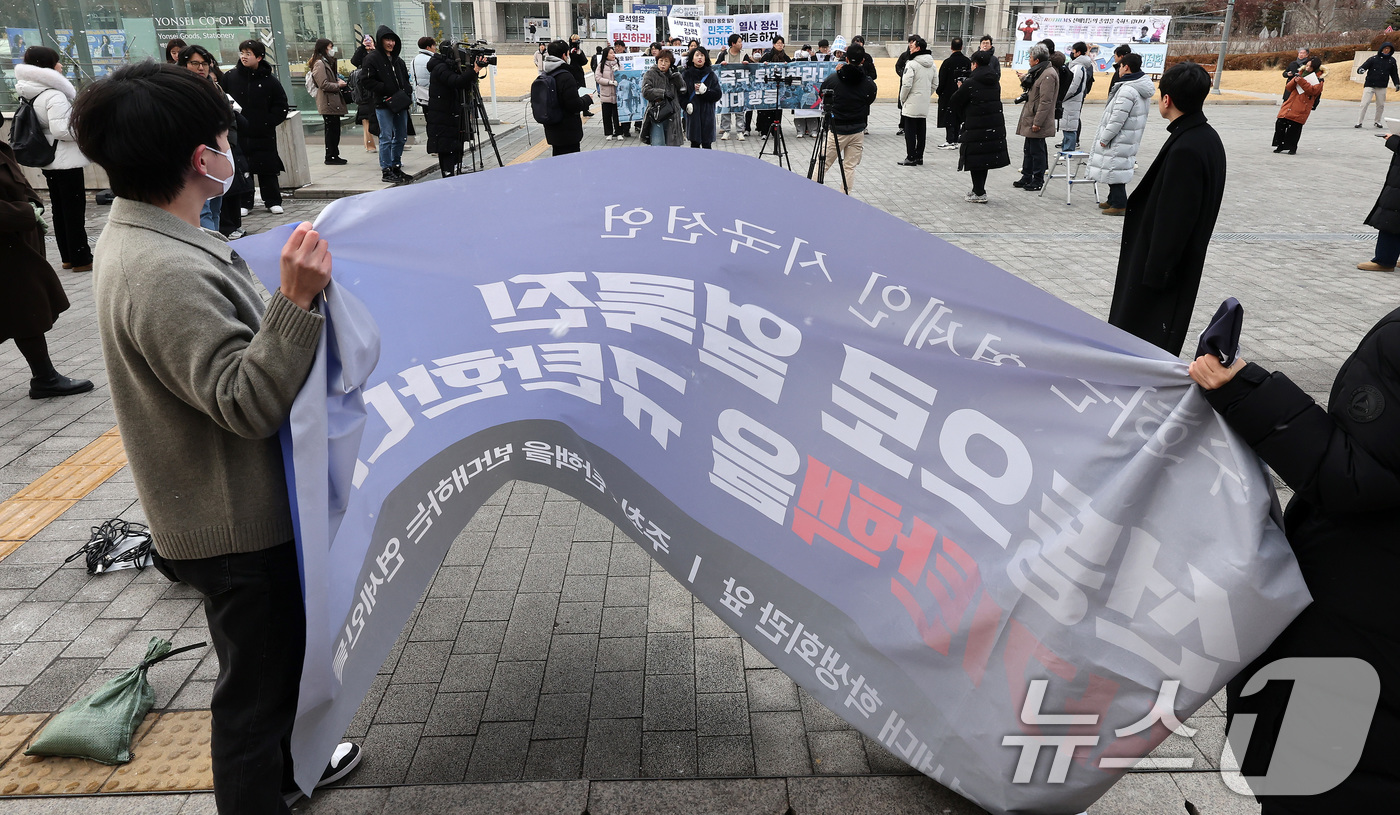 (서울=뉴스1) 이동해 기자 = 윤석열 대통령의 파면을 촉구하며 행진하는 연세대 행동 회원들이 10일 서울 서대문구 연세대학교 신촌캠퍼스 학생회관 앞에서 기자회견을 준비하는 탄핵을 …