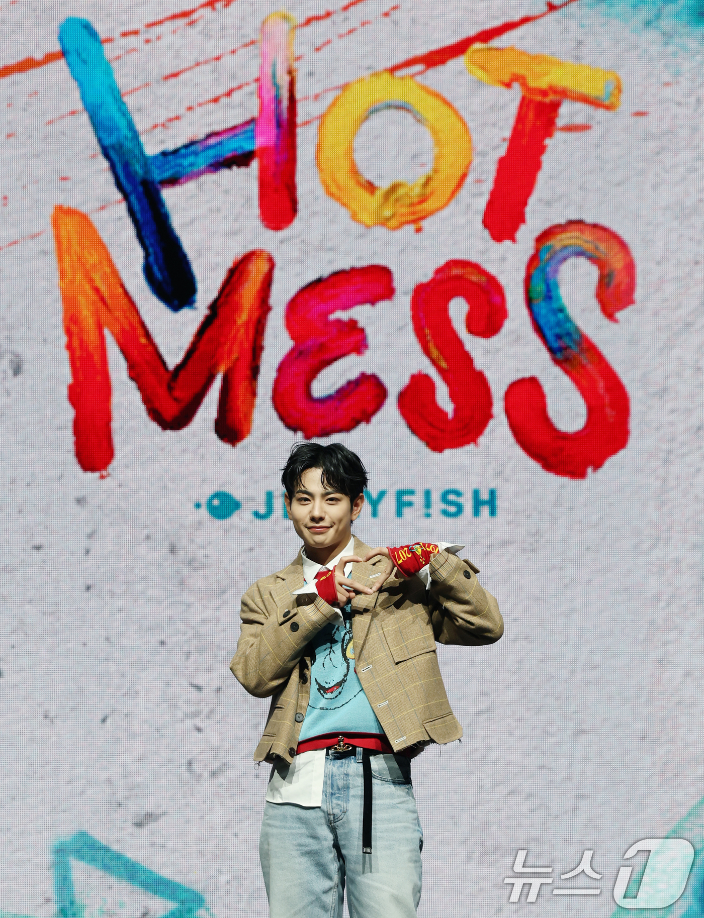 (서울=뉴스1) 권현진 기자 = 그룹 이븐의 케이타가 10일 오후 서울 광진구 광장동 예스24 라이브홀에서 가진 네 번째 미니앨범 'HOT MESS' 발매 기념 쇼케이스에서 포즈를 …