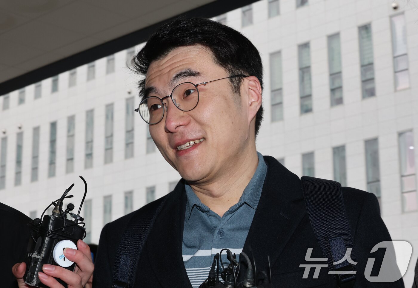 본문 이미지 - 김남국 전 더불어민주당 의원이 10일 오후 서울 양천구 서울남부지방법원에서 열린 ‘허위 재산 신고&#39; 관련 1심 선고에 출석하고 있다. 국회의원 시절 99억 원에 달하는 가상자산 보유 사실을 숨기려 허위로 재산을 신고한 혐의로 법정에 선 김 전 의원은 이번 1심에서 무죄를 선고 받았다. 2025.2.10/뉴스1 ⓒ News1 박세연 기자