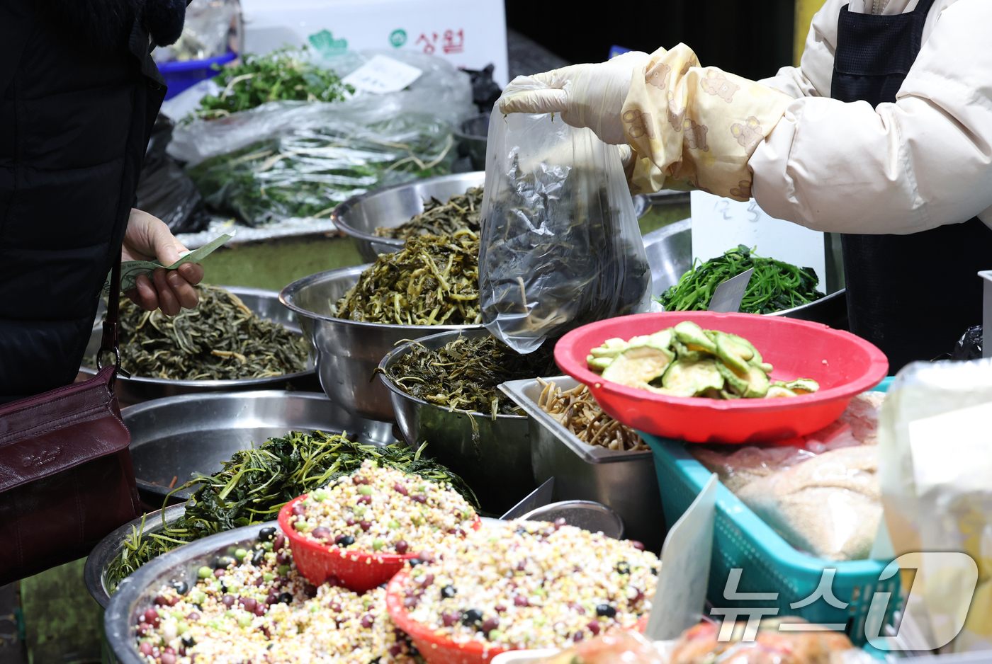 (수원=뉴스1) 김영운 기자 = 정월대보름을 이틀 앞둔 10일 오후 경기 수원시 팔달구 못골시장에서 상인들이 잡곡과 나물을 판매하고 있다.예로부터 우리 조상들은 음력 1월 15일인 …