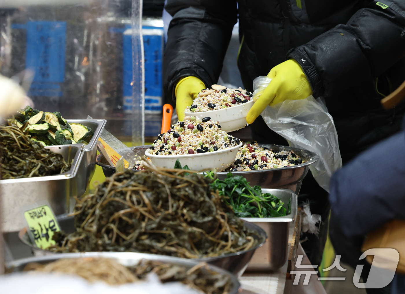 (수원=뉴스1) 김영운 기자 = 정월대보름을 이틀 앞둔 10일 오후 경기 수원시 팔달구 못골시장에서 상인들이 잡곡과 나물을 판매하고 있다.예로부터 우리 조상들은 음력 1월 15일인 …