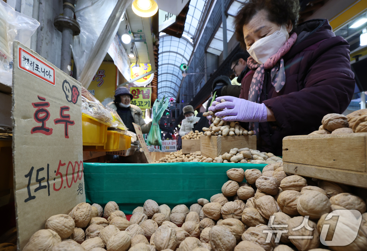 (수원=뉴스1) 김영운 기자 = 정월대보름을 이틀 앞둔 10일 오후 경기 수원시 팔달구 못골시장에서 상인들이 호두, 땅콩 등 부럼을 판매하고 있다.예로부터 우리 조상들은 음력 1월 …