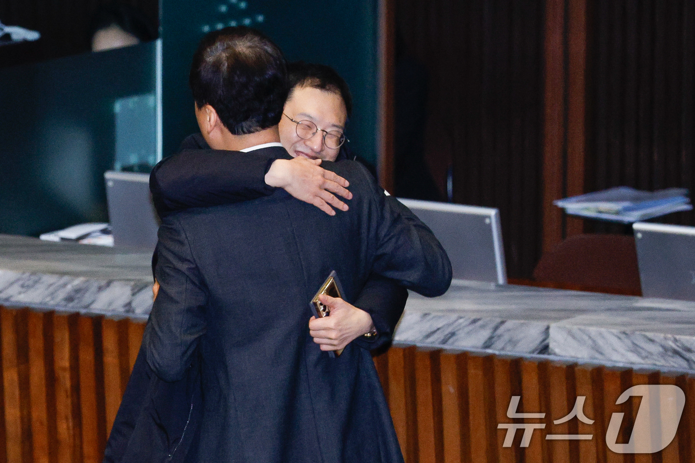 (서울=뉴스1) 안은나 기자 = 김상욱 국민의힘 의원이 10일 서울 여의도 국회 본회의장에서 정성국 의원과 포옹하고 있다. 2025.2.10/뉴스1