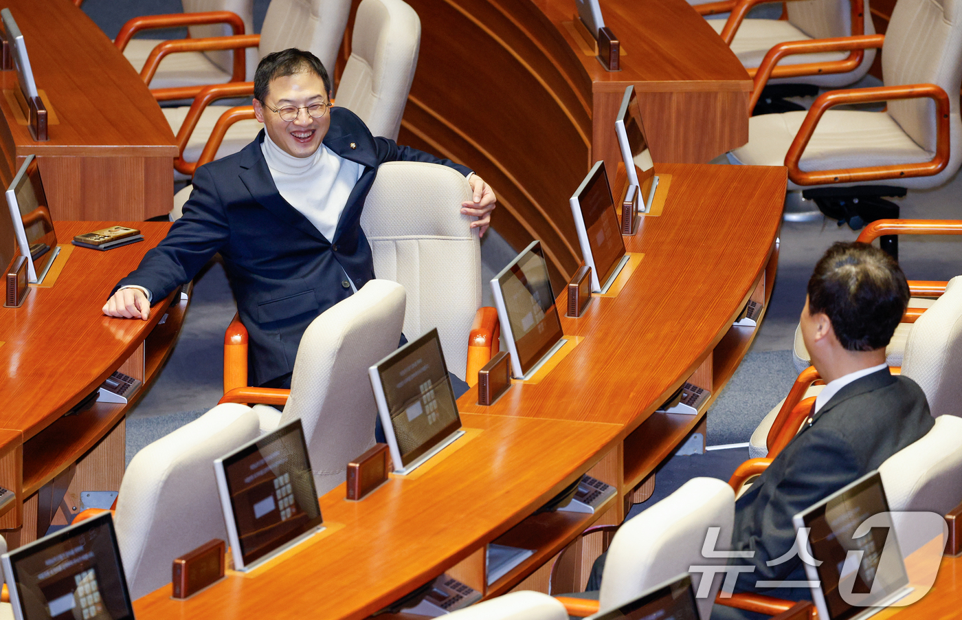 (서울=뉴스1) 안은나 기자 = 김상욱 국민의힘 의원이 10일 서울 여의도 국회 본회의장에서 정성국 의원과 대화하고 있다. 2025.2.10/뉴스1