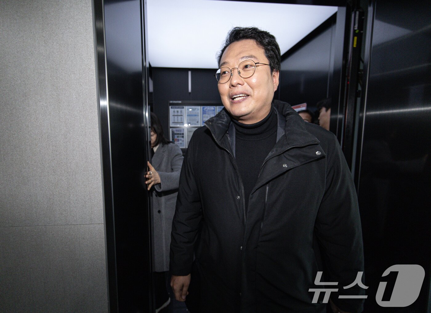 본문 이미지 - 천하람 개혁신당 당대표 권한대행 겸 원내대표가 10일 오후 서울 모처에서 허은아 전 대표와 비공개 회동을 갖기 위해 들어서고 있다. 그러나 허 전 대표가 회동 장소에 나타나지 않으면서 천 권한대행은 빈손으로 돌아가게 됐다. 2025.2.10/뉴스1 ⓒ News1 이재명 기자