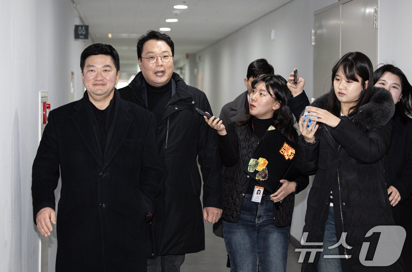 본문 이미지 - 천하람 개혁신당 당대표 권한대행 겸 원내대표가 10일 오후 서울 모처에서 허은아 전 대표와 비공개 회동을 갖기 위해 들어서고 있다. 2025.2.10/뉴스1 ⓒ News1 이재명 기자