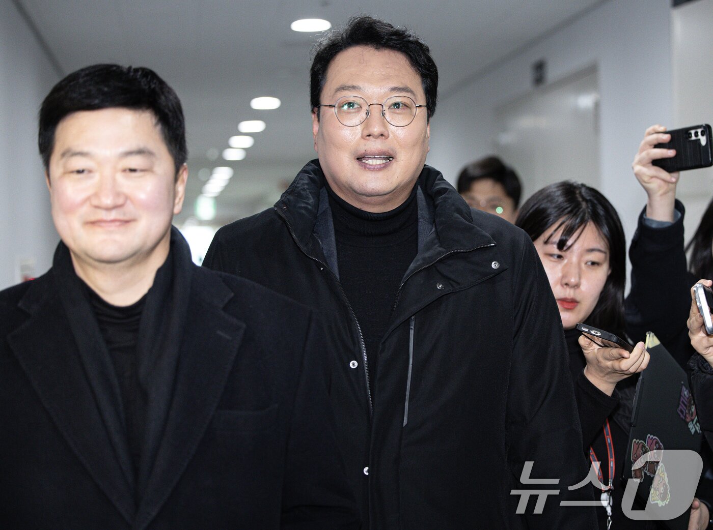 본문 이미지 - 천하람 개혁신당 당대표 권한대행 겸 원내대표가 10일 오후 서울 모처에서 허은아 전 대표와 비공개 회동을 갖기 위해 들어서고 있다. 2025.2.10/뉴스1 ⓒ News1 이재명 기자