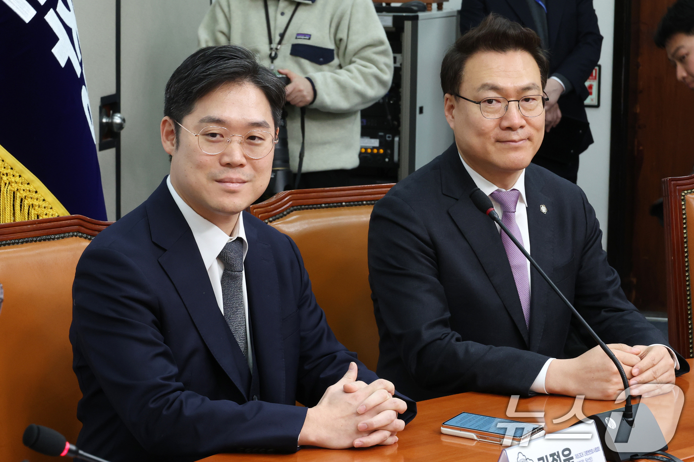 (서울=뉴스1) 이광호 기자 = 김정욱 신임 대한변호사협회장 당선인(왼쪽)과 조순열 서울지방변호사회회장이 10일 오후 서울 여의도 국회에서 이재명 더불어민주당 대표의 발언을 듣고 …