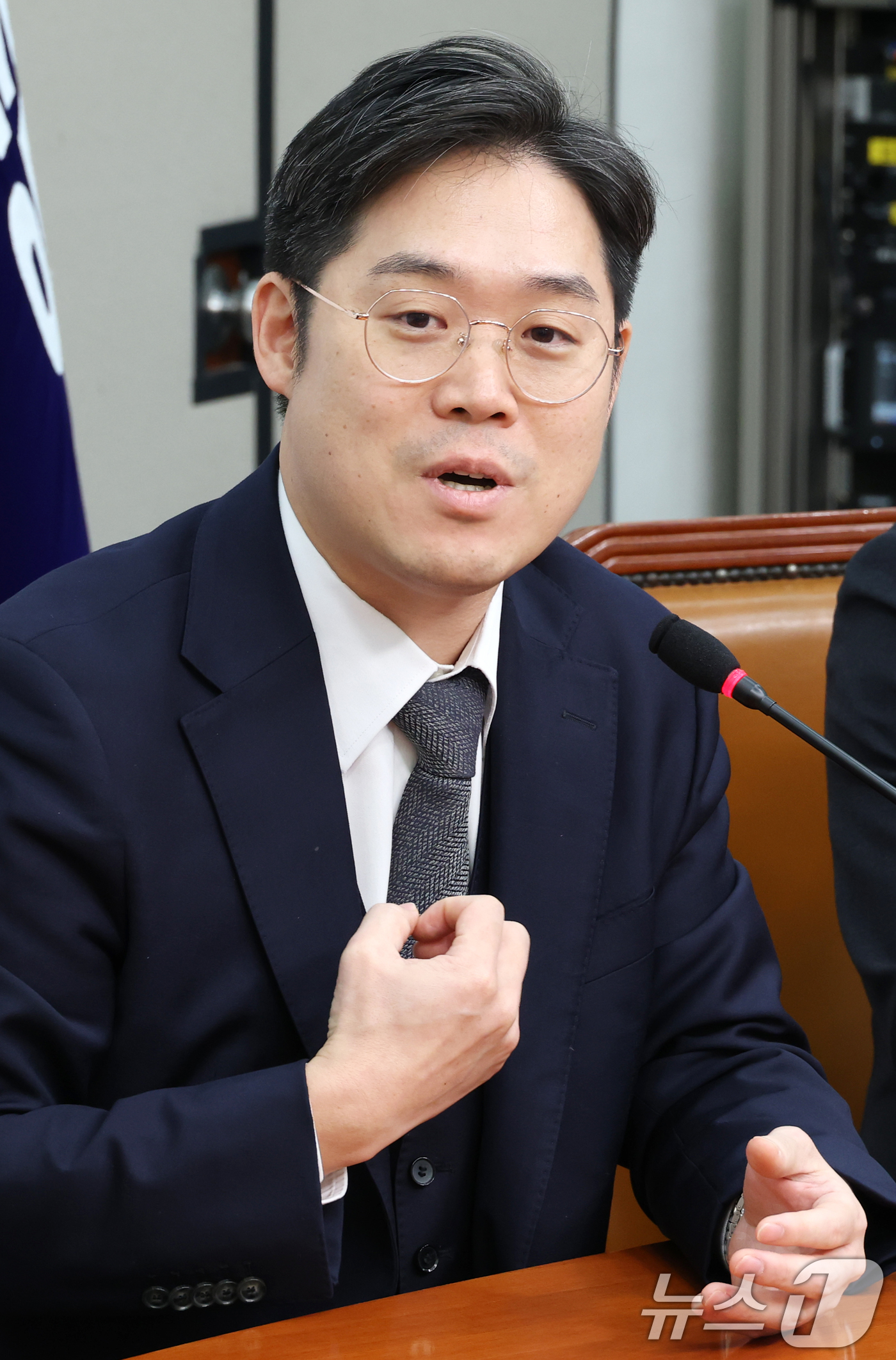 (서울=뉴스1) 이광호 기자 = 김정욱 신임 대한변호사협회장 당선인이 10일 오후 서울 여의도 국회에서 이재명 더불어민주당 대표를 만나 발언하고 있다. 2025.2.10/뉴스1