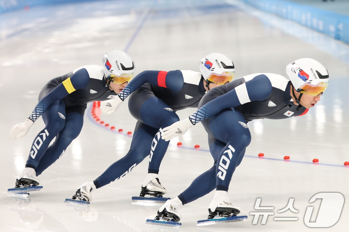 본문 이미지 - 10일(현지시간) 중국 헤이룽장성 하얼빈 스피드 스케이트 오벌에서 열린 하얼빈 동계아시안게임 스피드 스케이팅 남자 팀 스프린트에서 김준호, 차민규, 조상혁이 역주하고 있다. 2025.2.10/뉴스1 ⓒ News1 이승배 기자