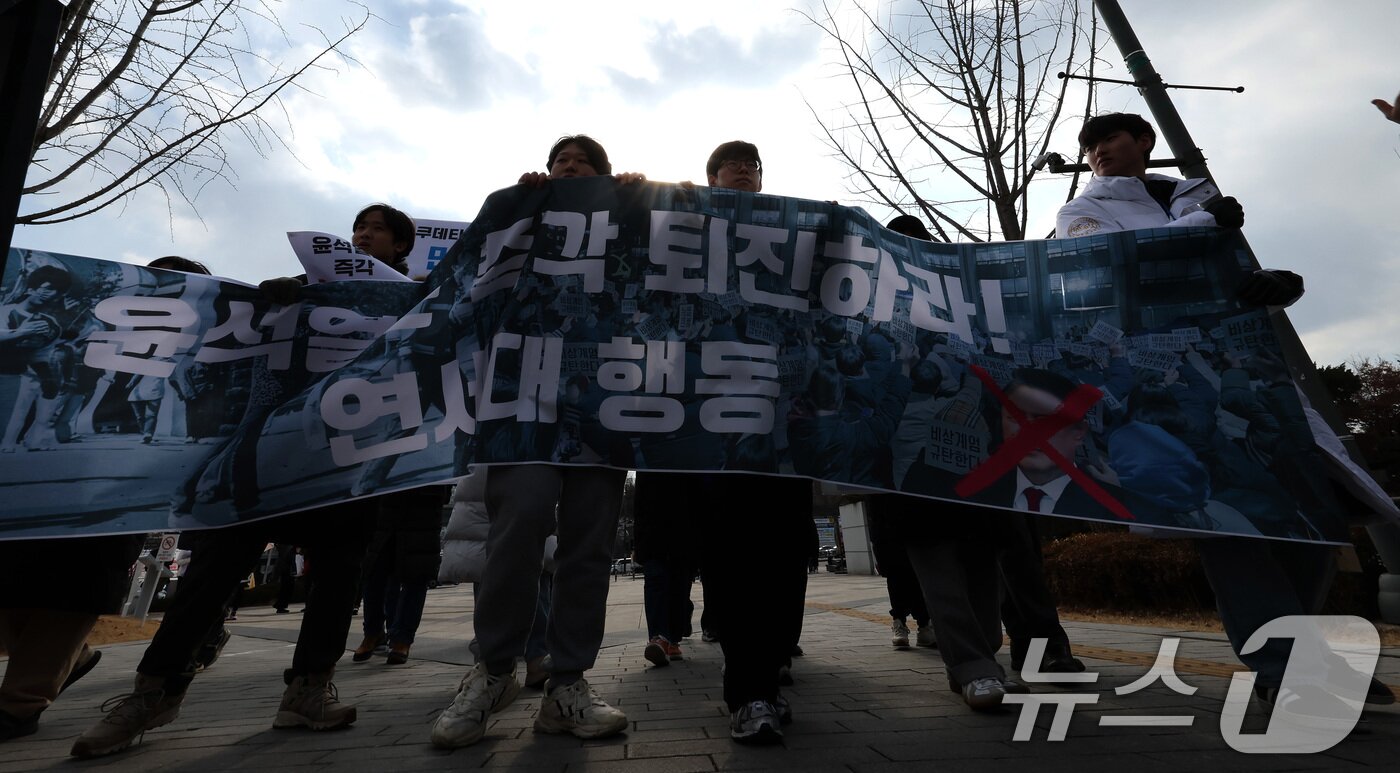 본문 이미지 - 윤석열 대통령의 퇴진을 촉구하는 연세대 행동 회원들이 10일 서울 서대문구 연세대학교 신촌캠퍼스 정문 앞에서 기자회견을 마친 뒤 서부지법 폭동 규탄과 윤 대통령 파면을 촉구하며 학생회관으로 향해 행진하고 있다. 2025.2.10/뉴스1 ⓒ News1 이동해 기자