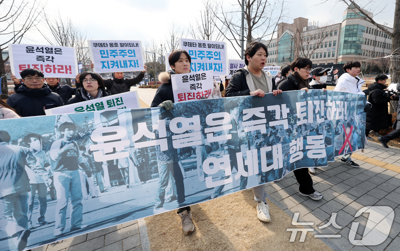 (서울=뉴스1) 이동해 기자 = 윤석열 대통령의 퇴진을 촉구하는 연세대 행동 회원들이 10일 서울 서대문구 연세대학교 신촌캠퍼스 정문 앞에서 기자회견을 마친 뒤 서부지법 폭동 규탄 …