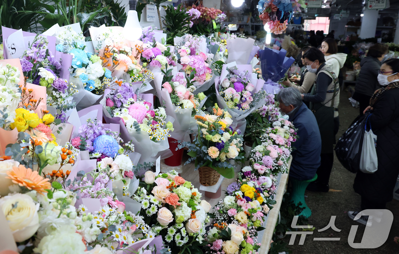 (서울=뉴스1) 김명섭 기자 = 10일 서울 중구 남대문시장 꽃상가에서 시민들이 꽃을 고르고 있다.한국농수산식품유통공사가 제공하는 화훼유통정보시스템에 따르면 양재동화훼공판장 기준 …