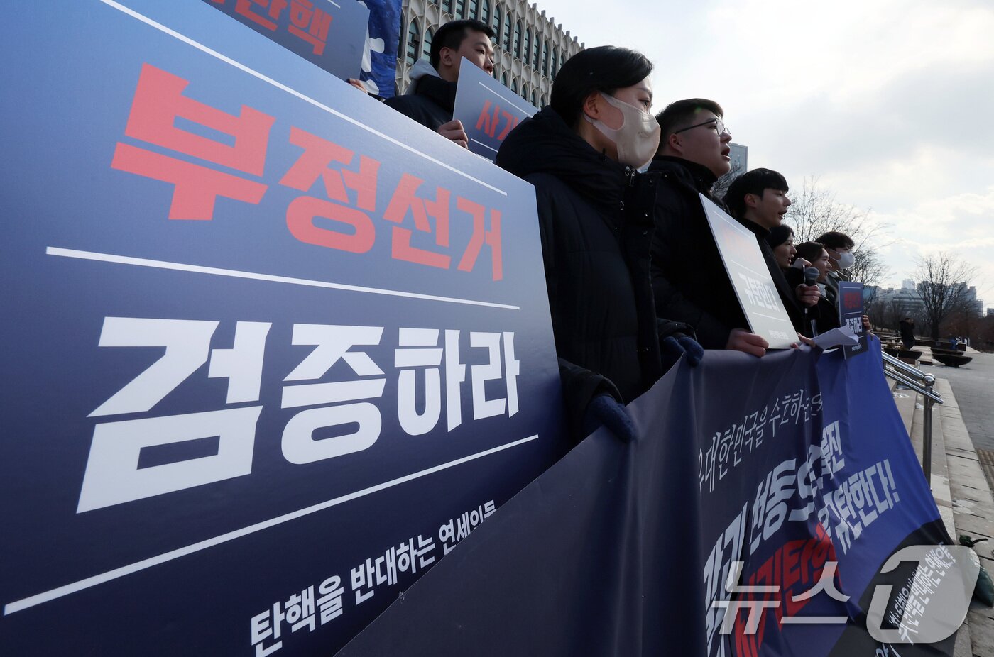 본문 이미지 - 탄핵을 반대하는 연세인들이 10일 서울 서대문구 연세대학교 학생회관 앞에서 윤석열 대통령 탄핵 반대 시국선언을 하고 있다. 2025.2.10/뉴스1 ⓒ News1 이동해 기자