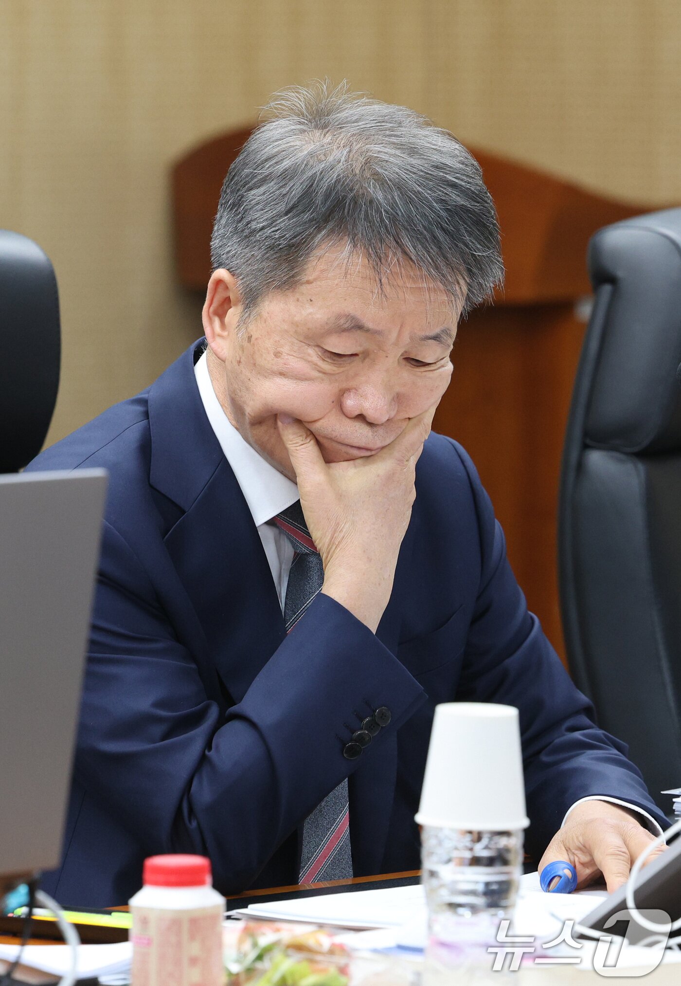 본문 이미지 - 김용원 국가인권위원회 상임위원이 10일 오후 서울 중구 인권위에서 열린 2차 전원위원회에서 생각에 잠겨 있다. 2025.2.10/뉴스1 ⓒ News1 신웅수 기자