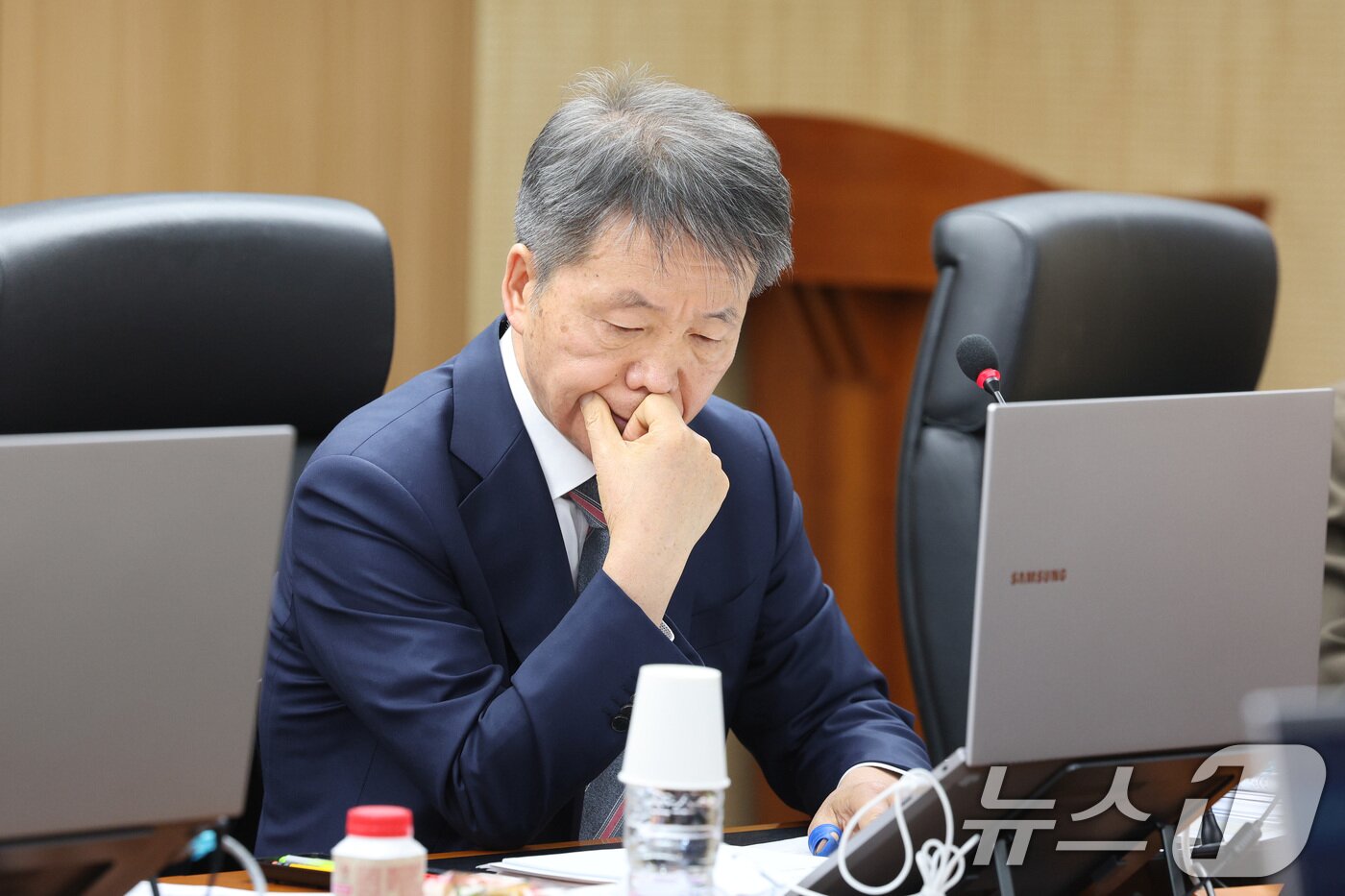 본문 이미지 - 김용원 국가인권위원회 상임위원이 10일 오후 서울 중구 인권위에서 열린 2차 전원위원회에서 생각에 잠겨 있다. 이날 인권위는 &#39;계엄 선포로 야기된 국가적 위기 극복 대책 권고의 건&#39;을 상정할 예정이다. 2025.2.10/뉴스1 ⓒ News1 신웅수 기자