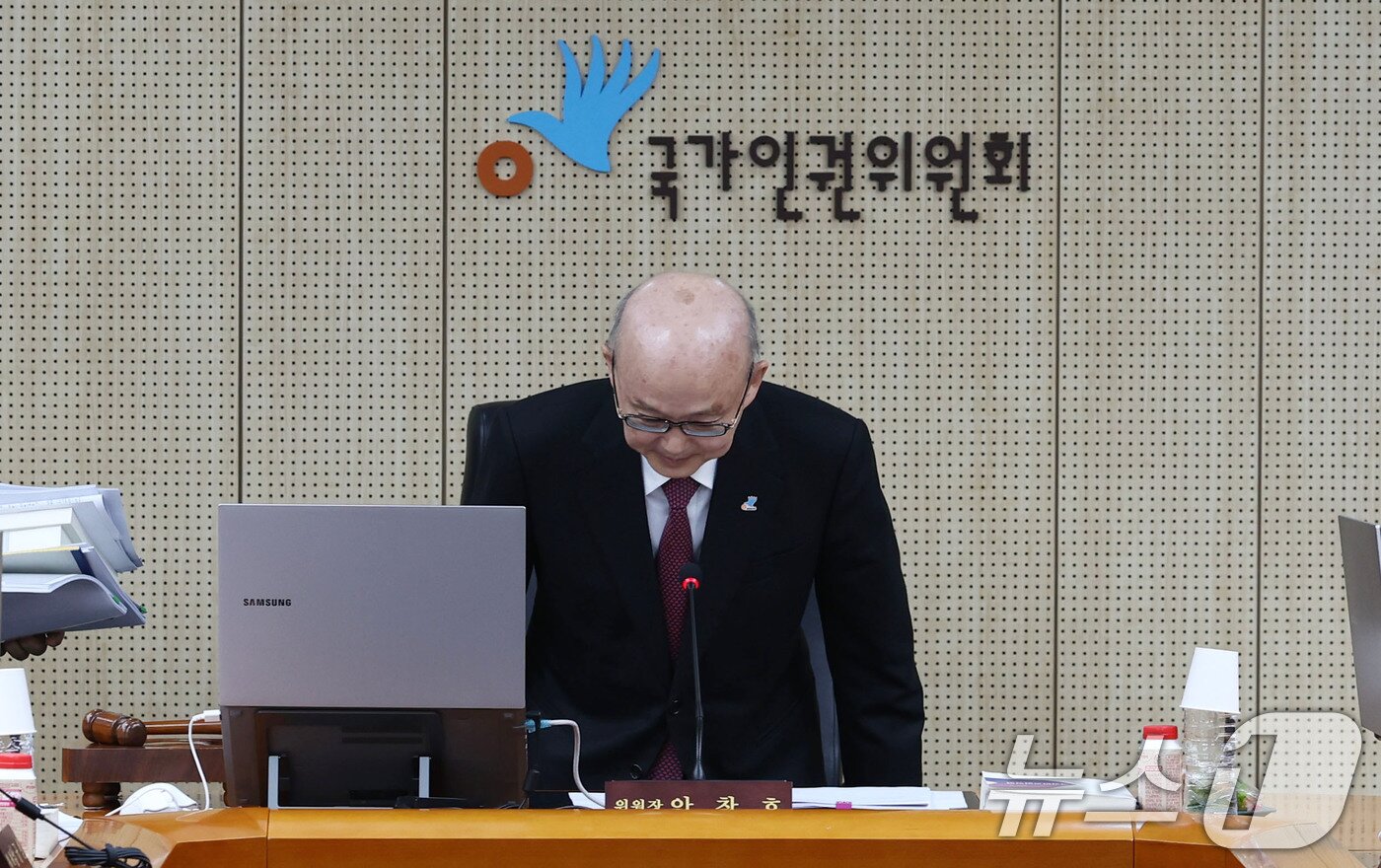 본문 이미지 - 안창호 국가인권위원회 위원장이 10일 서울 중구 국가인권위에서 열린 &#39;국가인권위원회 2차 전원위원회&#39;에 착석하고 있다. &#40;공동취재&#41; 2025.2.10/뉴스1 ⓒ News1 신웅수 기자