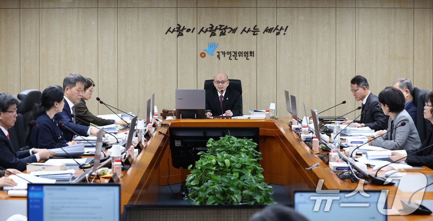 본문 이미지 - 안창호 국가인권위원회 위원장이 10일 서울 중구 국가인권위에서 열린 &#39;국가인권위원회 2차 전원위원회&#39;에서 발언하고 있다. 이날 인권위는 &#39;계엄 선포로 야기된 국가적 위기 극복 대책 권고의 건&#39;을 상정할 예정이다. 일명 &#39;윤 대통령 방어권 보장 안건&#39;으로 불리는 이 안건은 김용원 상임위원이 주도해 발의한 것으로 윤 대통령의 탄핵 심판 방어권 보장과 불구속 수사를 내용으로 담고 있어 논란이 일고 있다. &#40;공동취재&#41; 2025.2.10/뉴스1 ⓒ News1 신웅수 기자