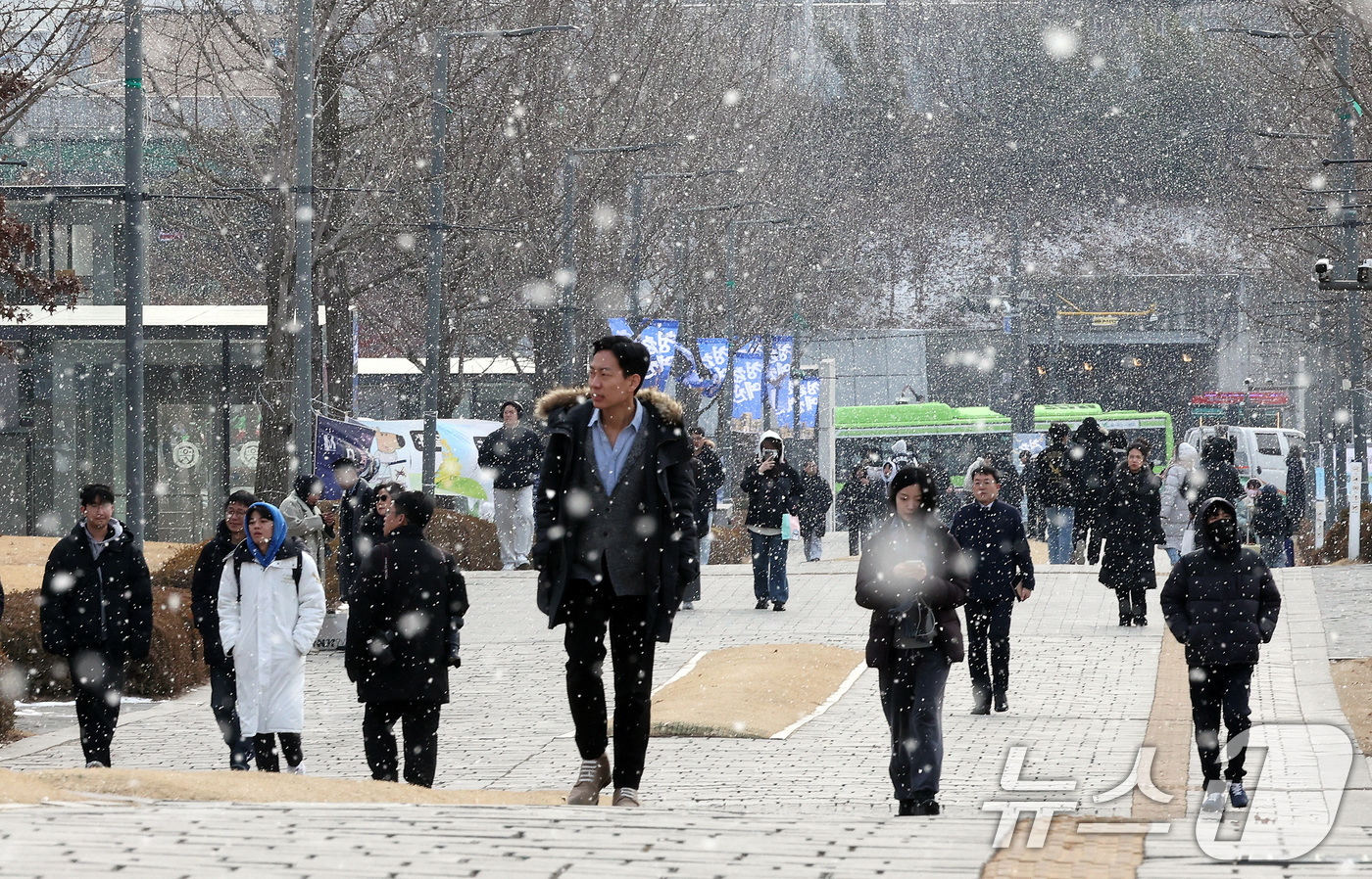 (서울=뉴스1) 이동해 기자 = 한 때 눈이 내린 10일 서울 서대문구 연세대학교 신촌캠퍼스에서 시민들과 학생들이 발걸음을 재촉하고 있다. 2025.2.10/뉴스1