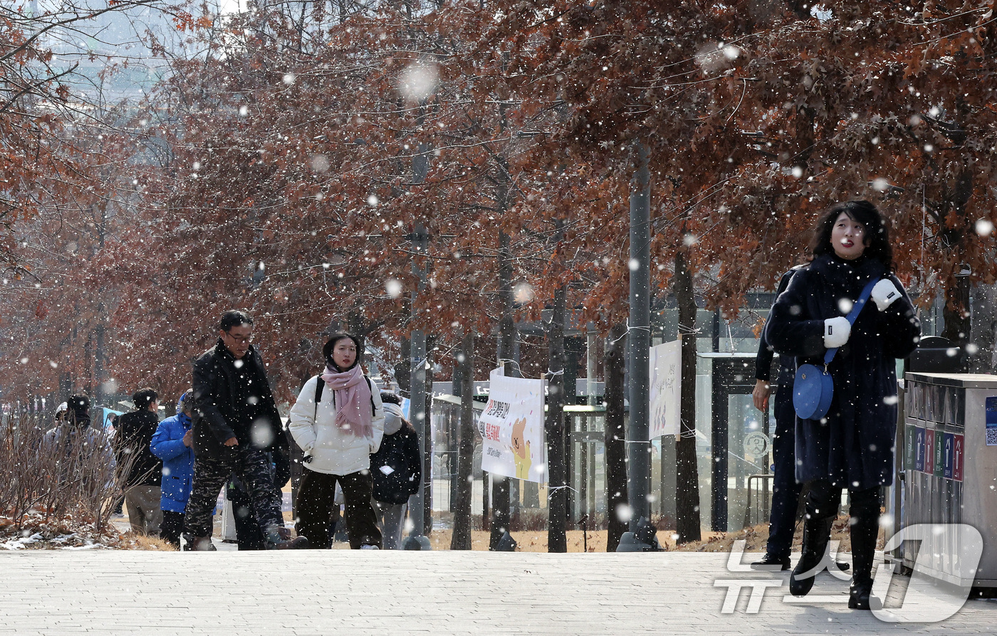 (서울=뉴스1) 이동해 기자 = 한 때 눈이 내린 10일 서울 서대문구 연세대학교 신촌캠퍼스에서 학생들이 발걸음을 재촉하고 있다. 2025.2.10/뉴스1