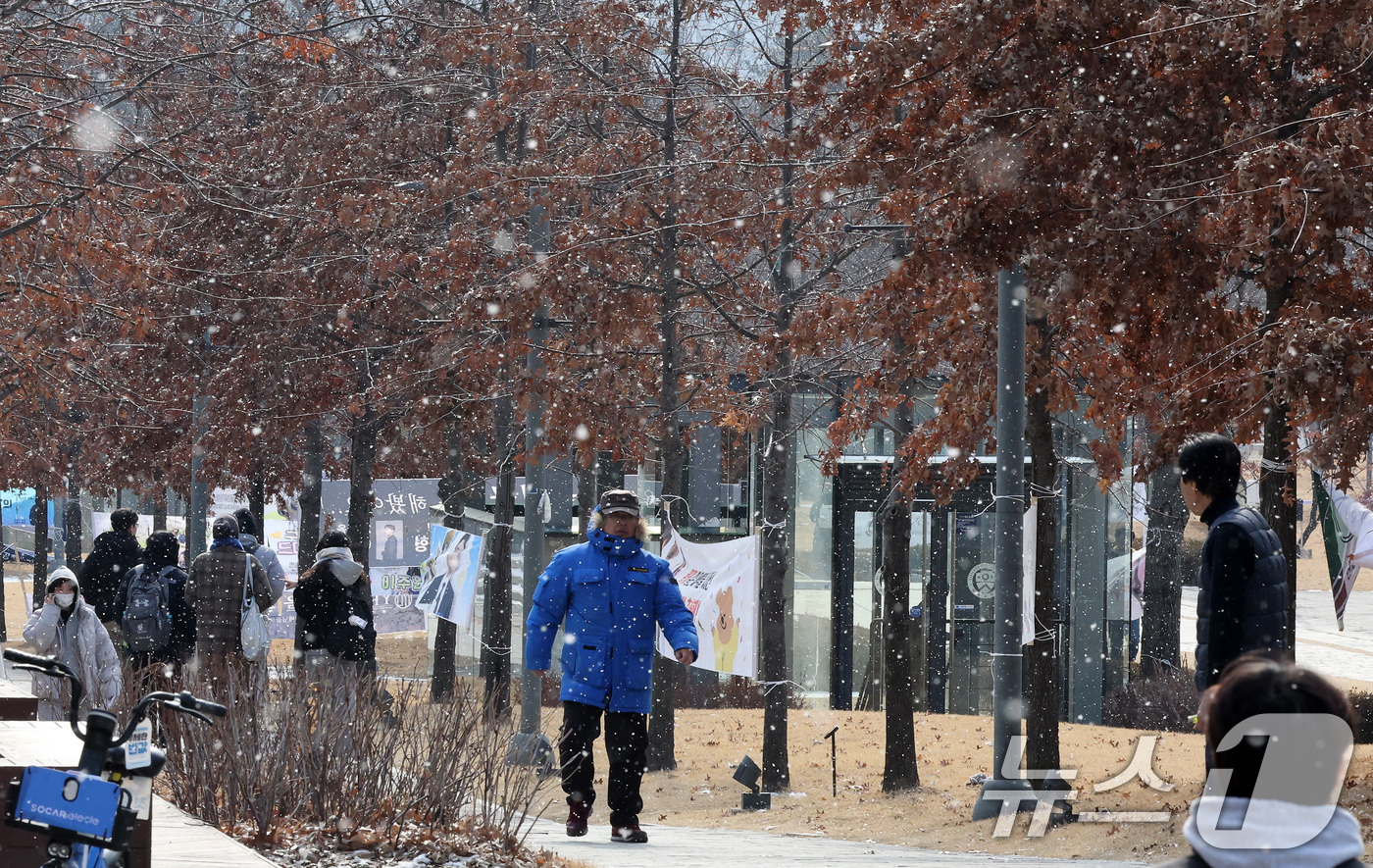 (서울=뉴스1) 이동해 기자 = 한 때 눈이 내린 10일 서울 서대문구 연세대학교 신촌캠퍼스에서 학생과 시민들이 발걸음을 재촉하고 있다. 2025.2.10/뉴스1