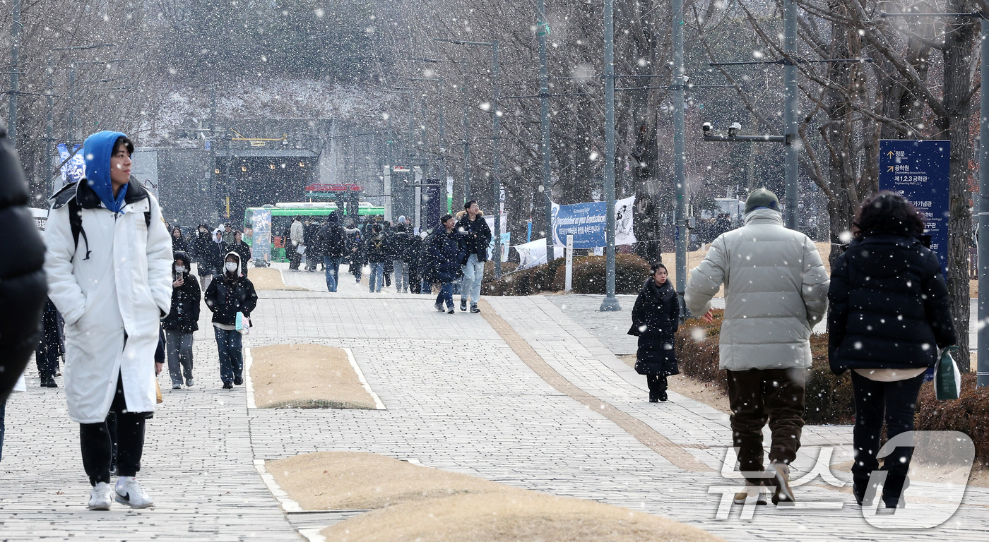 (서울=뉴스1) 이동해 기자 = 한 때 눈이 내린 10일 서울 서대문구 연세대학교 신촌캠퍼스에서 학생들과 시민들이 발걸음을 재촉하고 있다. 2025.2.10/뉴스1