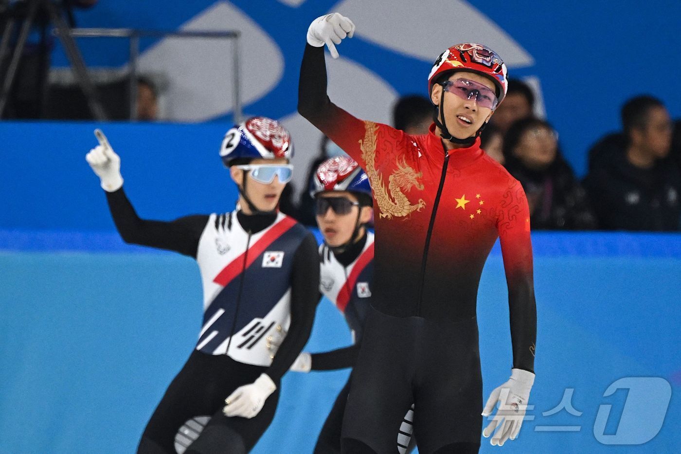 본문 이미지 - 2025년 2월 9일&#40;현지시간&#41; 중국 동북부 헤이룽장성 하얼빈에서 열린 2025 하얼빈 동계아시안게임 쇼트트랙 스피드스케이팅 남자 1000m 결승 경기가 끝난 뒤 중국의 선롱이 반응하고 있다. &#40;사진: AFP&#41; ⓒ AFP=뉴스1 ⓒ News1 박은정 기자