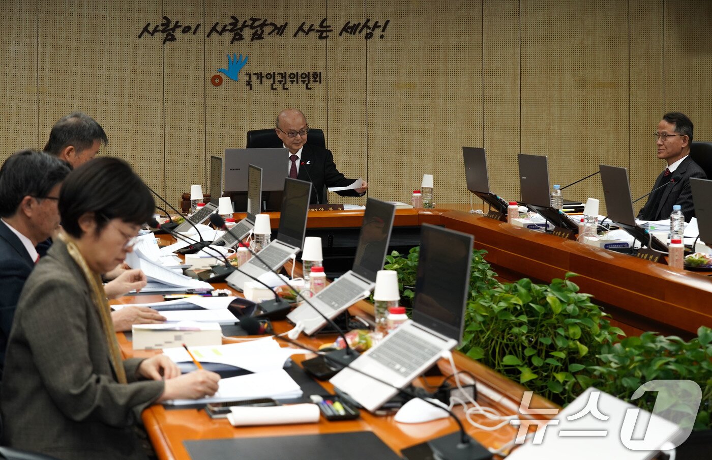 본문 이미지 - 안창호 국가인권위원장이 10일 서울 중구 국가인권위원회에서 열린 &#39;국가인권위원회 제2차 전원위원회&#39;에서 자료를 정리하고 있다. &#40;공동취재&#41; 2025.2.10/뉴스1 ⓒ News1 신웅수 기자