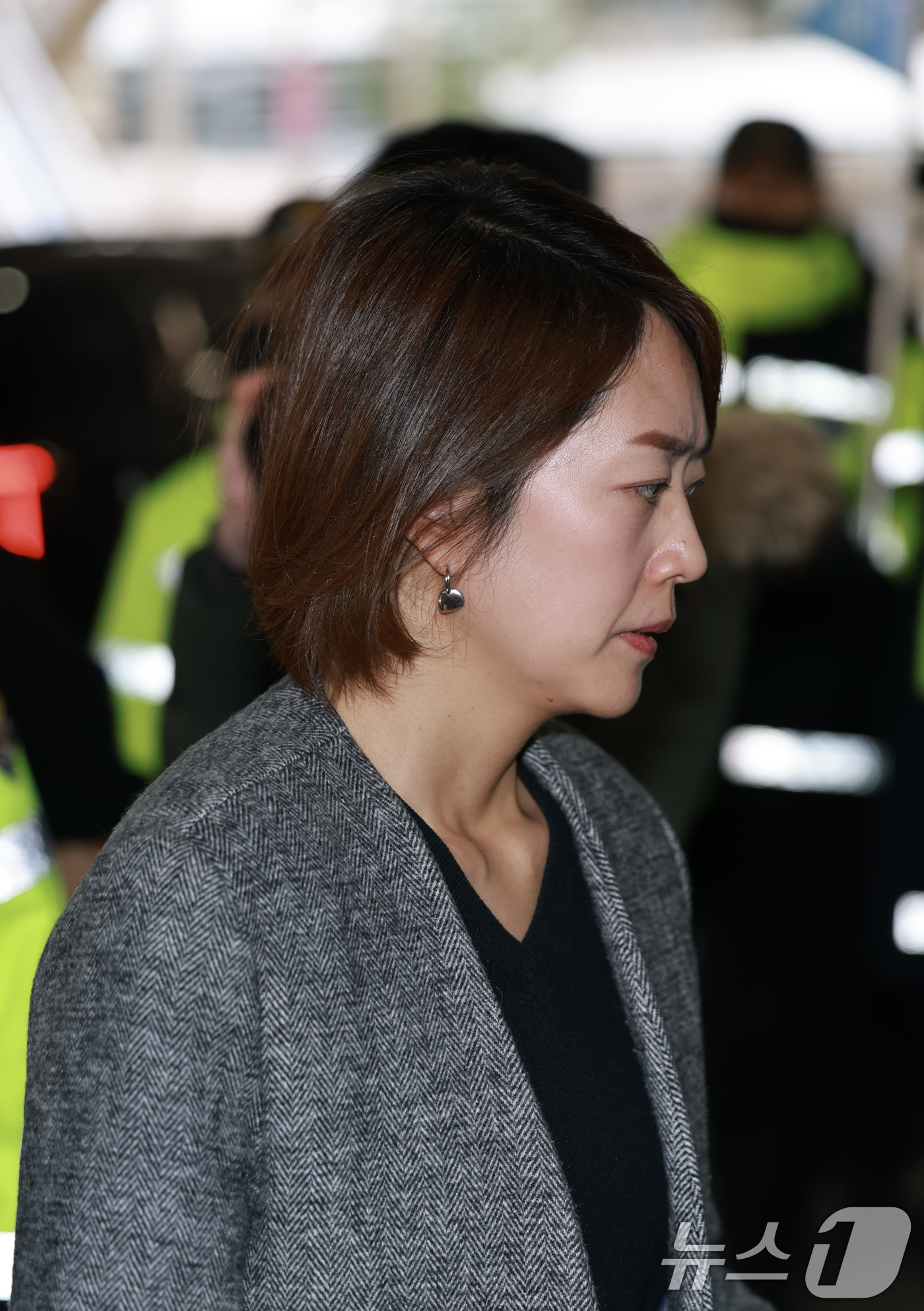 (서울=뉴스1) 신웅수 기자 = 고민정 더불어민주당 의원이 10일 안창호 국가인권위원장과의 면담을 위해 서울 중구 국가인권위원회 건물로 들어서고 있다. (공동취재) 2025.2.1 …