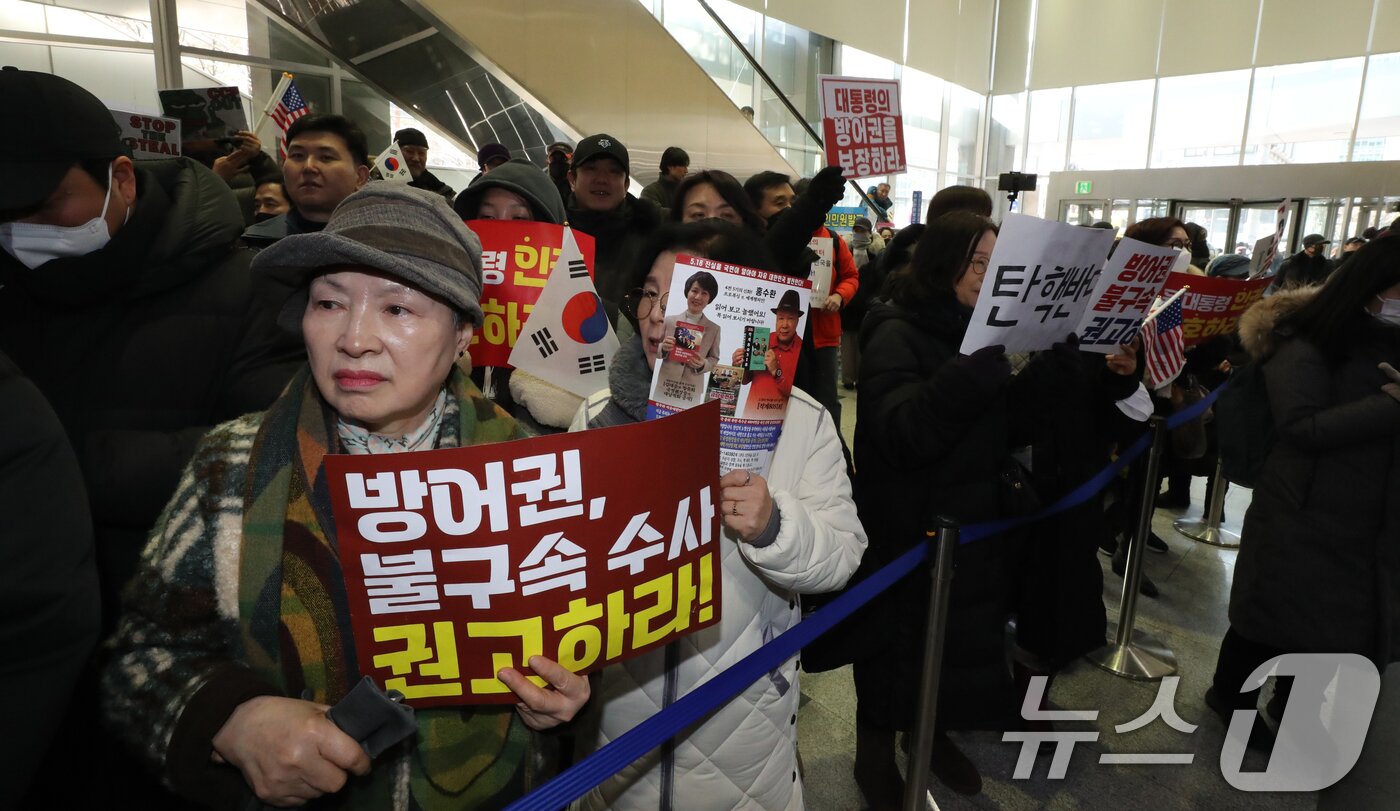 본문 이미지 - 윤석열 대통령 지지자들이 10일 오후 제2차 전원위원회가 열릴 서울 중구 국가인권위원회&#40;인권위&#41;에서 피켓 시위를 하고 있다.  &#40;공동취재&#41; 2025.2.10/뉴스1 ⓒ News1 신웅수 기자