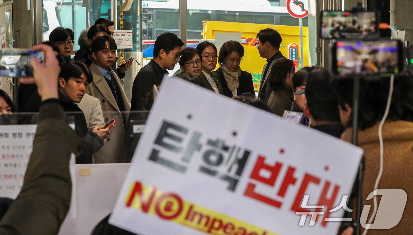 본문 이미지 - 국민의힘 의원들이 10일 오후 서울 중구 국가인권위원회&#40;인권위&#41;에서 열린 &#39;2025년 제2차 전원위원회&#39;에 참석하고 있다. &#40;공동취재&#41; 2025.2.10/뉴스1 ⓒ News1 신웅수 기자
