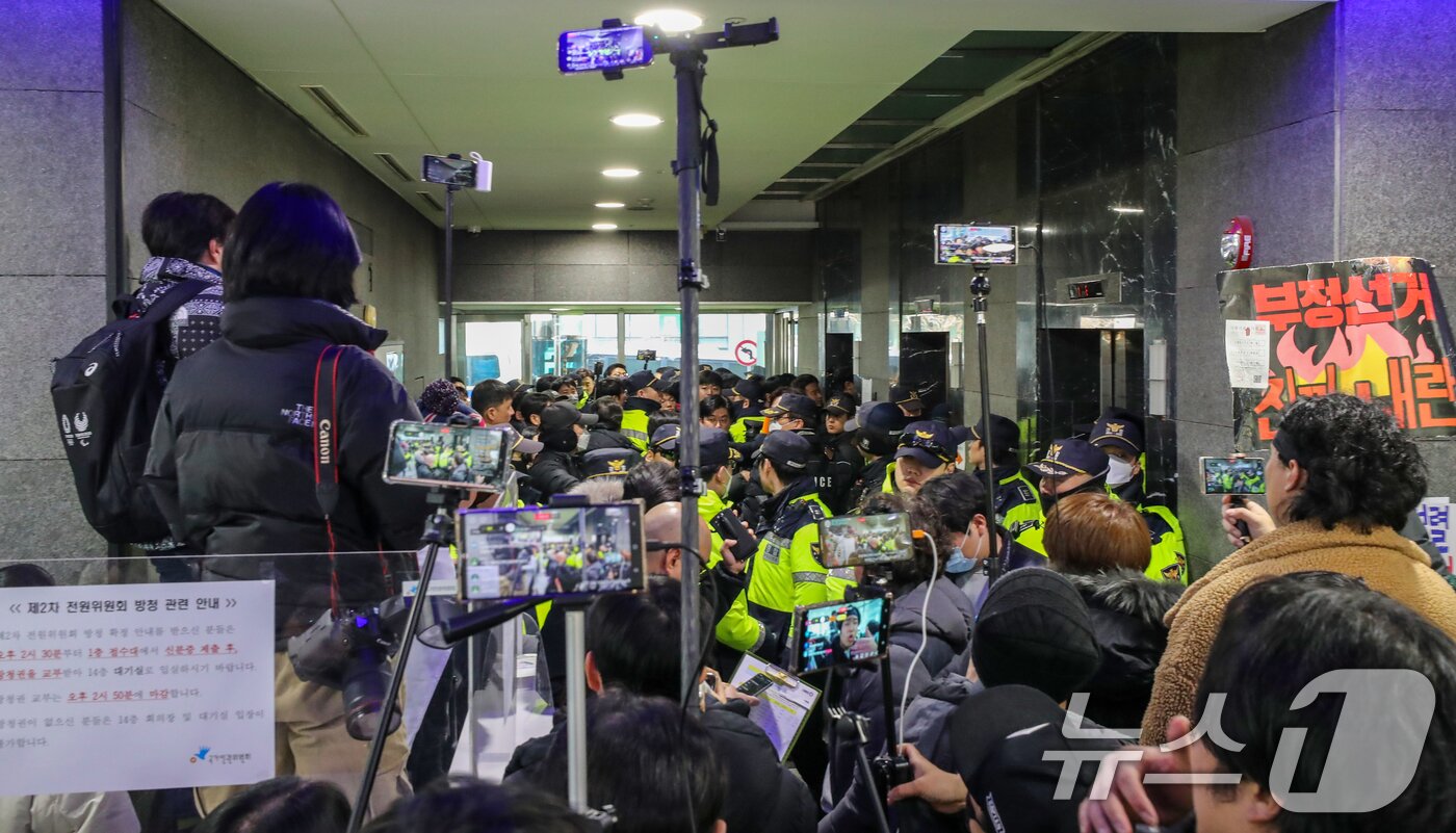 본문 이미지 - 지난 10일 오후 서울 중구 국가인권위원회&#40;인권위&#41;에서 &#39;2025년 제2차 전원위원회&#39;를 앞두고 관계자들이 출입을 통제하고 있다. 이날 극우 유튜버 등으로 인권위 출구는 아수라장이 됐다. &#40;공동취재&#41; 2025.2.10/뉴스1 ⓒ News1 신웅수 기자