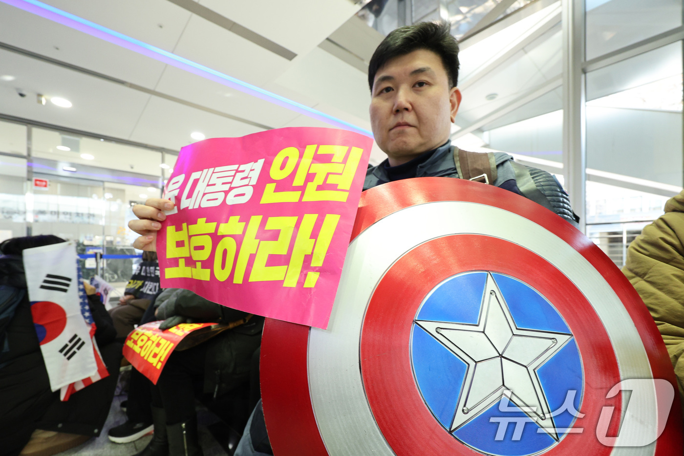 (서울=뉴스1) 신웅수 기자 = 10일 오전 서울 중구 국가인권위원회 앞에서 윤석열 대통령 지지자가 윤 대통령의 불구속 수사를 권고할 것을 인권위에 촉구하고 있다.이날 인권위는 2 …