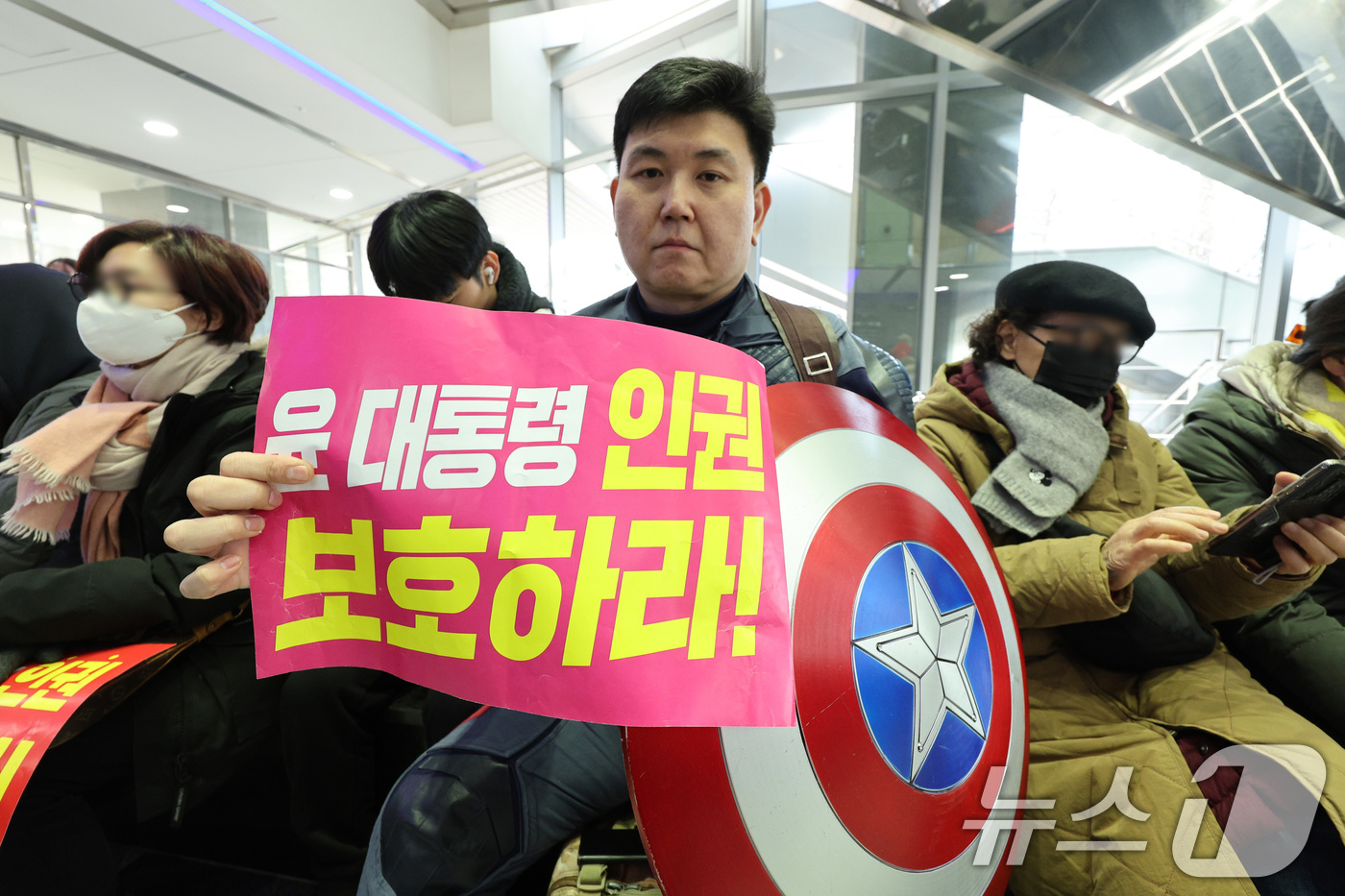 (서울=뉴스1) 신웅수 기자 = 10일 오전 서울 중구 국가인권위원회 앞에서 윤석열 대통령 지지자가 윤 대통령의 불구속 수사를 권고할 것을 인권위에 촉구하고 있다.이날 인권위는 2 …