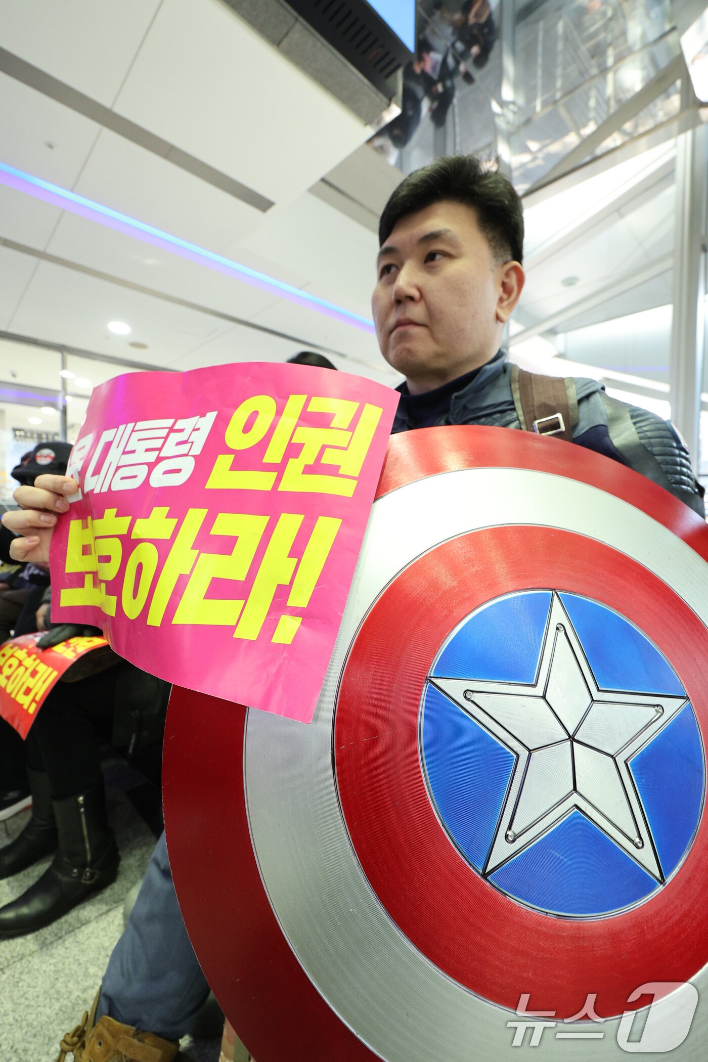 본문 이미지 - 10일 오전 서울 중구 국가인권위원회 앞에서 윤석열 대통령 지지자가 윤 대통령의 불구속 수사를 권고할 것을 인권위에 촉구하고 있다. 2025.2.10/뉴스1 ⓒ News1 신웅수 기자