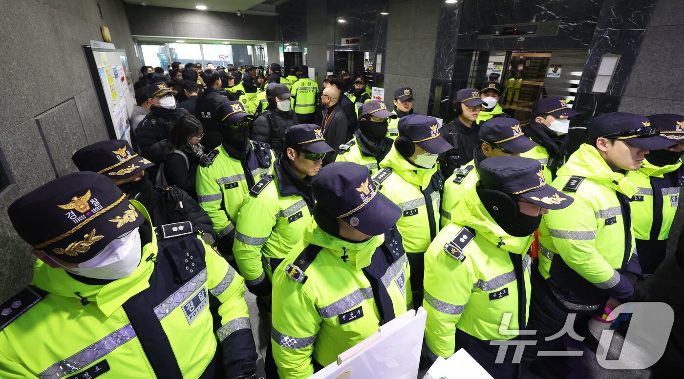 본문 이미지 - &#39;2025년 제2차 전원위원회&#39;가 열린 10일 오후 서울 중구 국가인권위원회&#40;인권위&#41;에서 경찰병력이 경계근무를 서고 있다. &#40;공동취재&#41; 2025.2.10/뉴스1 ⓒ News1 신웅수 기자