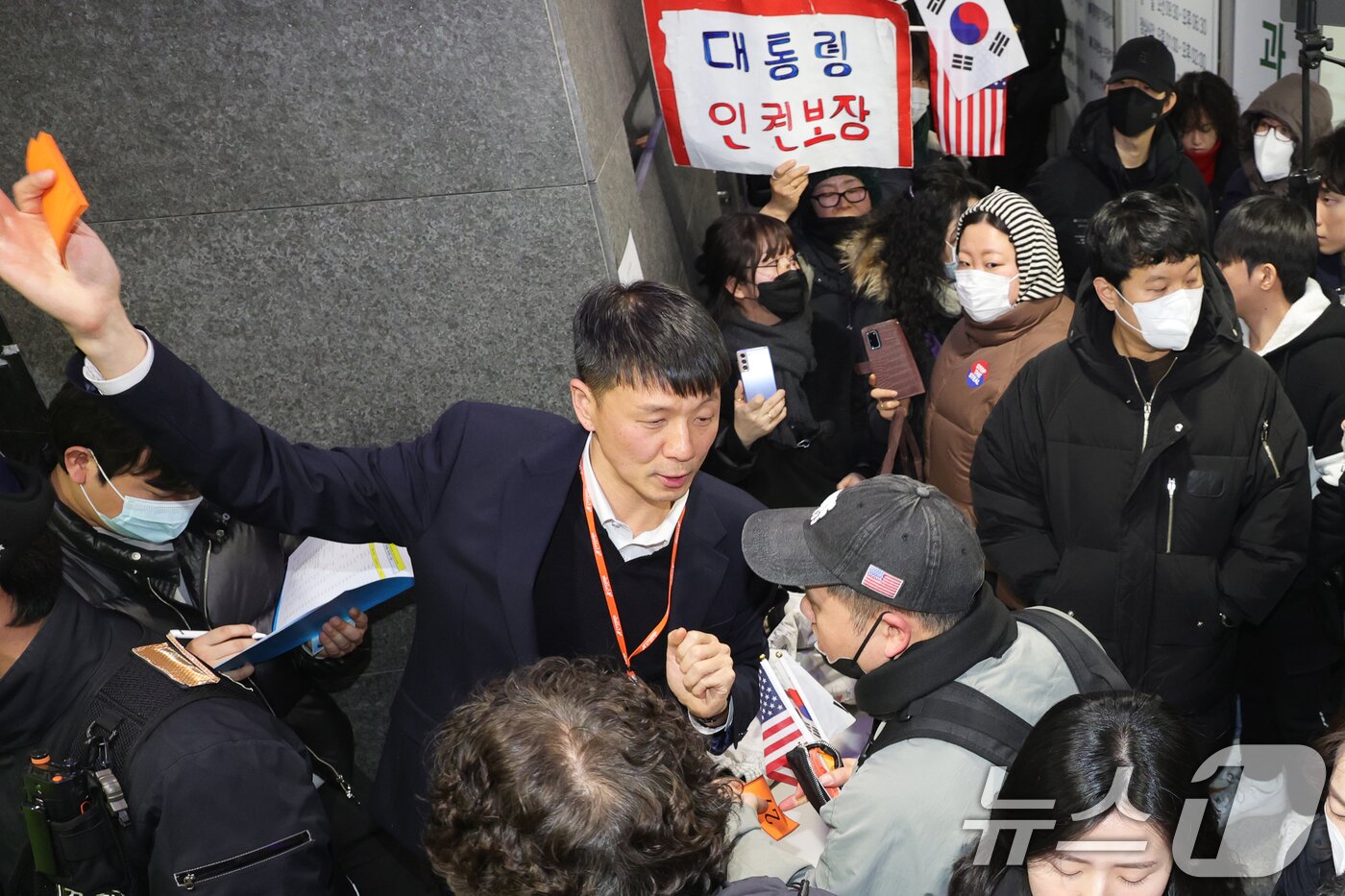 본문 이미지 - &#39;2025년 제2차 전원위원회&#39;가 열린 10일 오후 서울 중구 국가인권위원회&#40;인권위&#41; 로비에서 관계자가 방천권을 나눠주고 있다. &#40;공동취재&#41; 2025.2.10/뉴스1 ⓒ News1 신웅수 기자